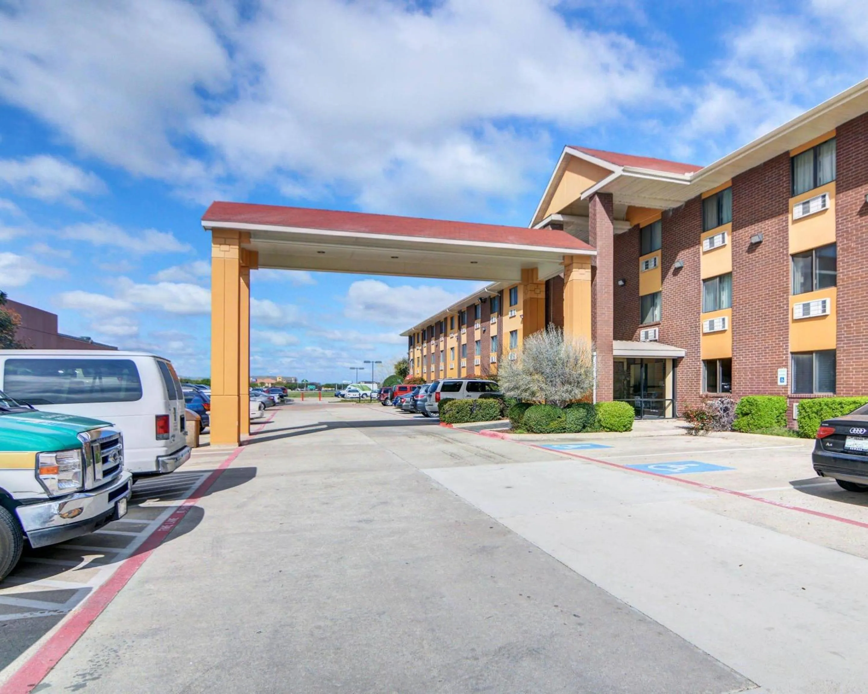 Property building in Quality Inn DFW Airport North - Irving