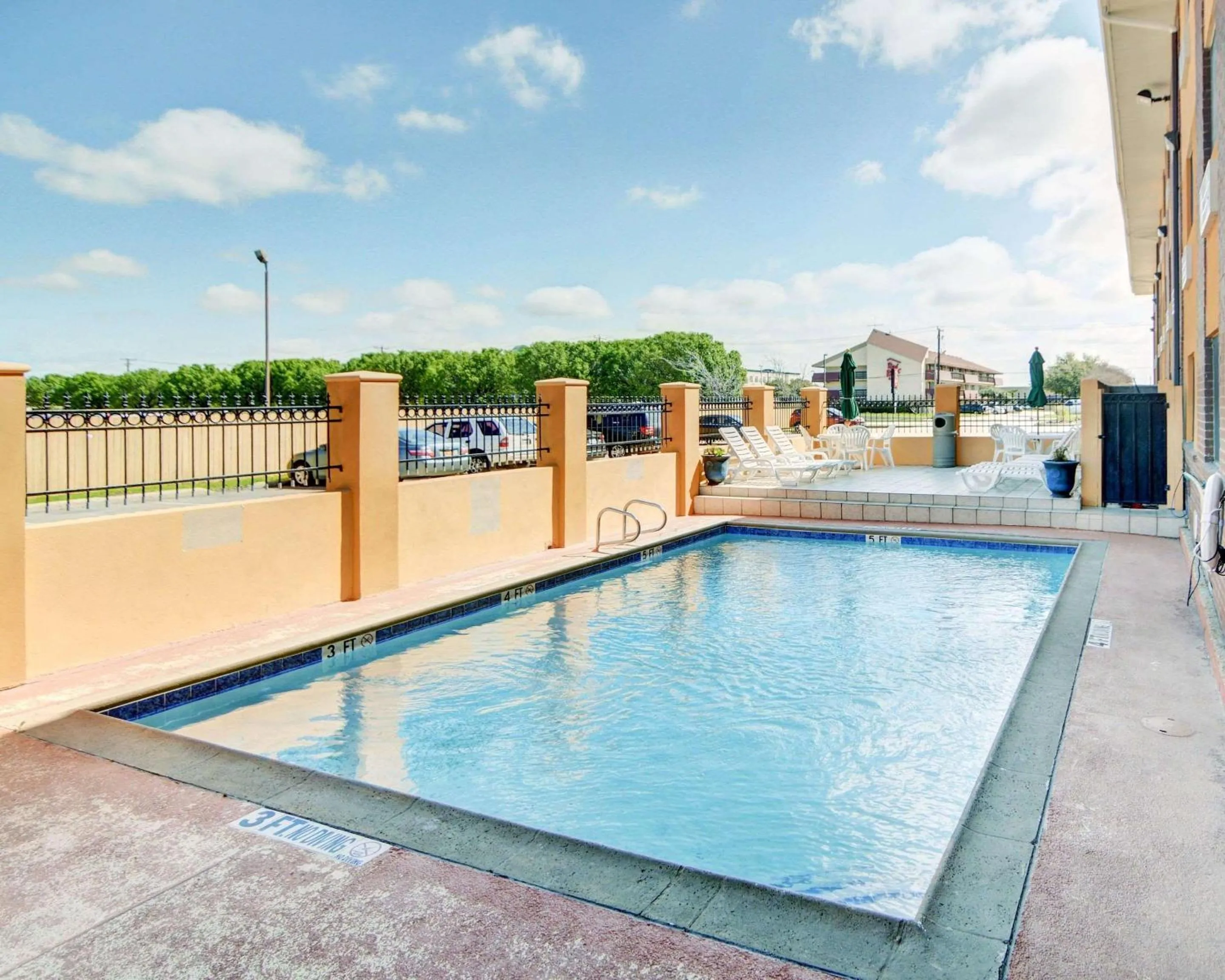 Swimming pool in Quality Inn DFW Airport North - Irving