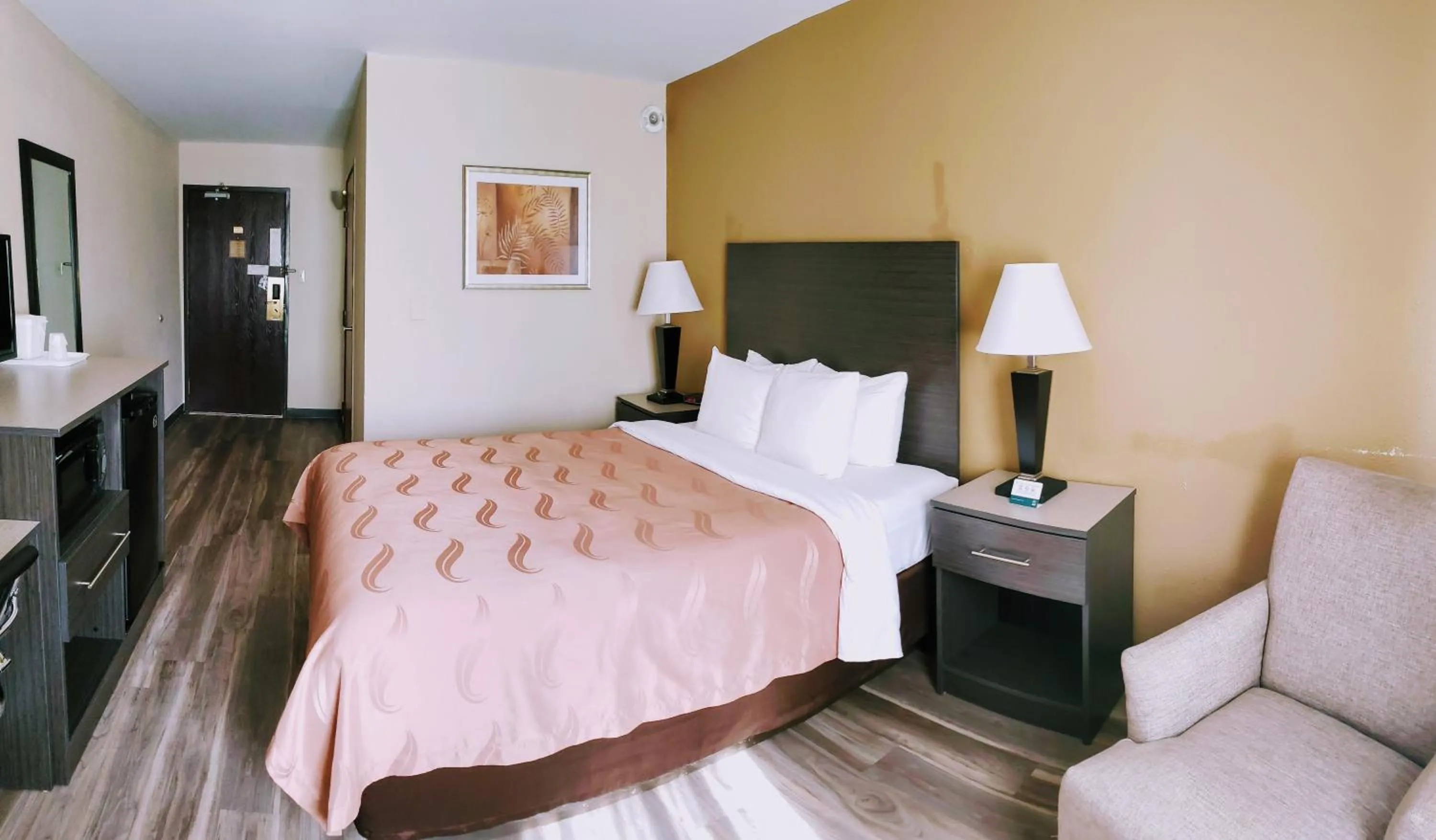 Photo of the whole room, Bed in Quality Inn DFW Airport North - Irving