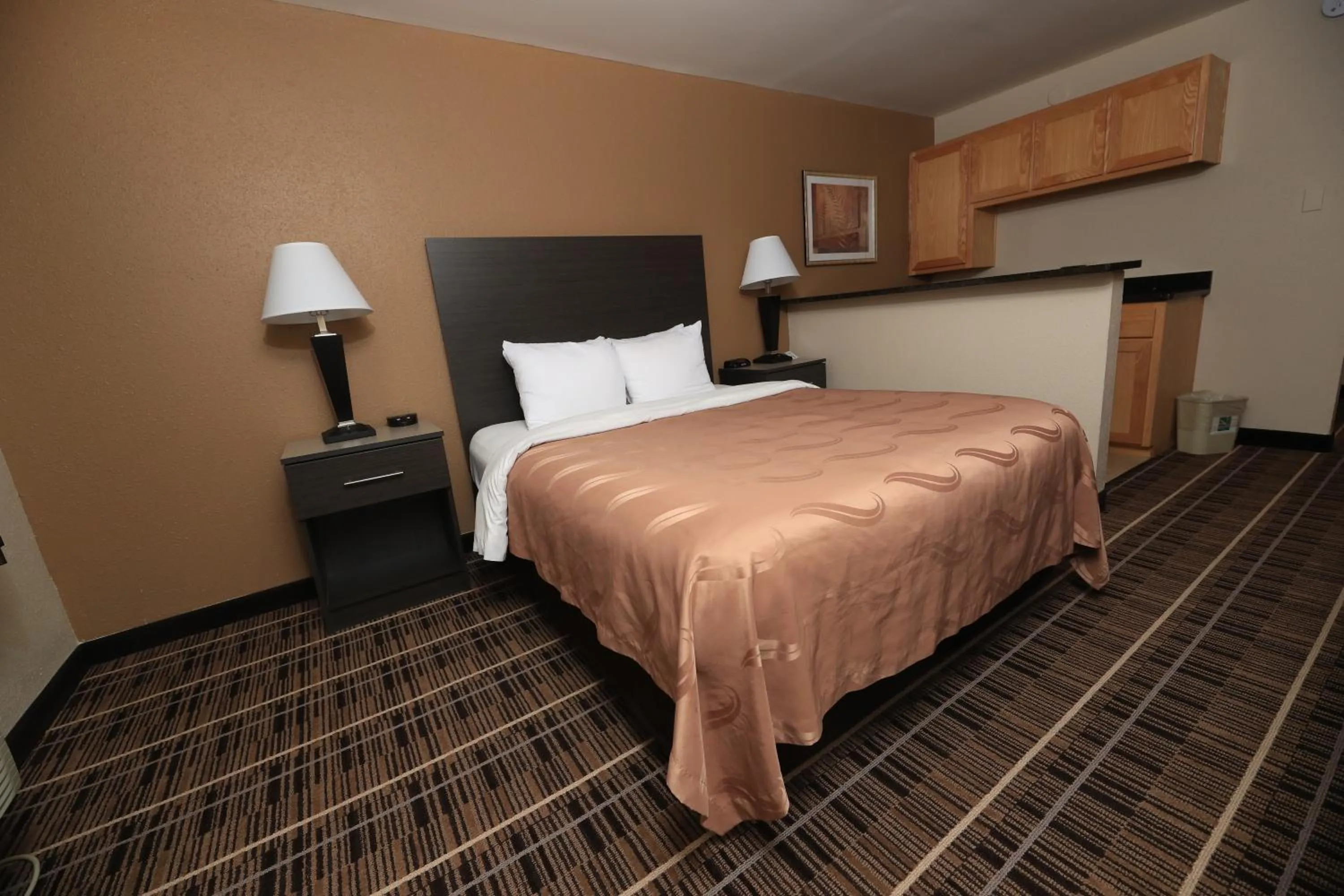 Bed in Quality Inn DFW Airport North - Irving
