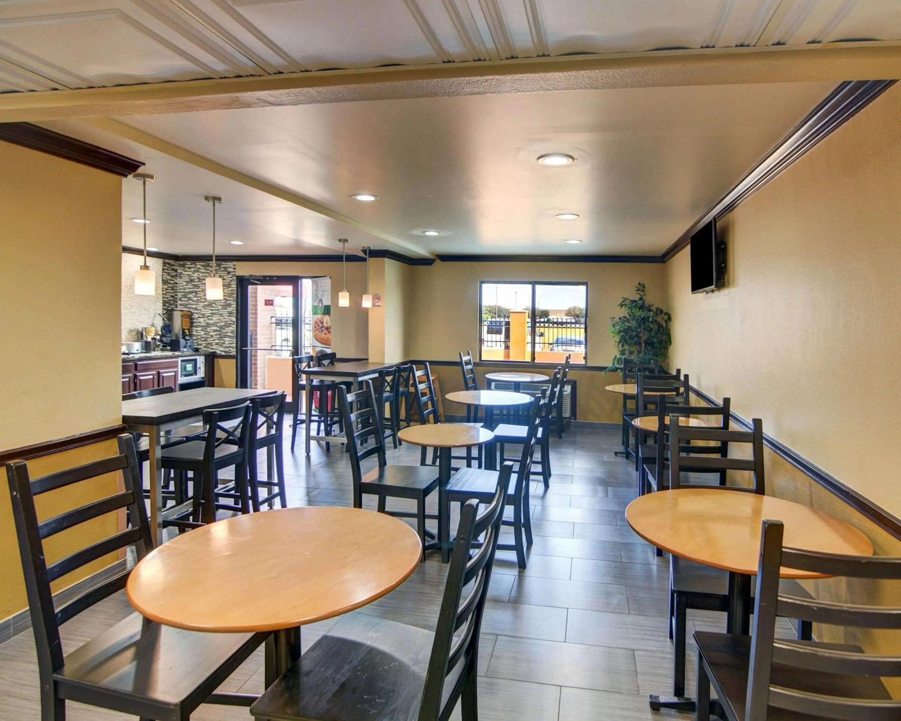 Breakfast in Quality Inn DFW Airport North - Irving