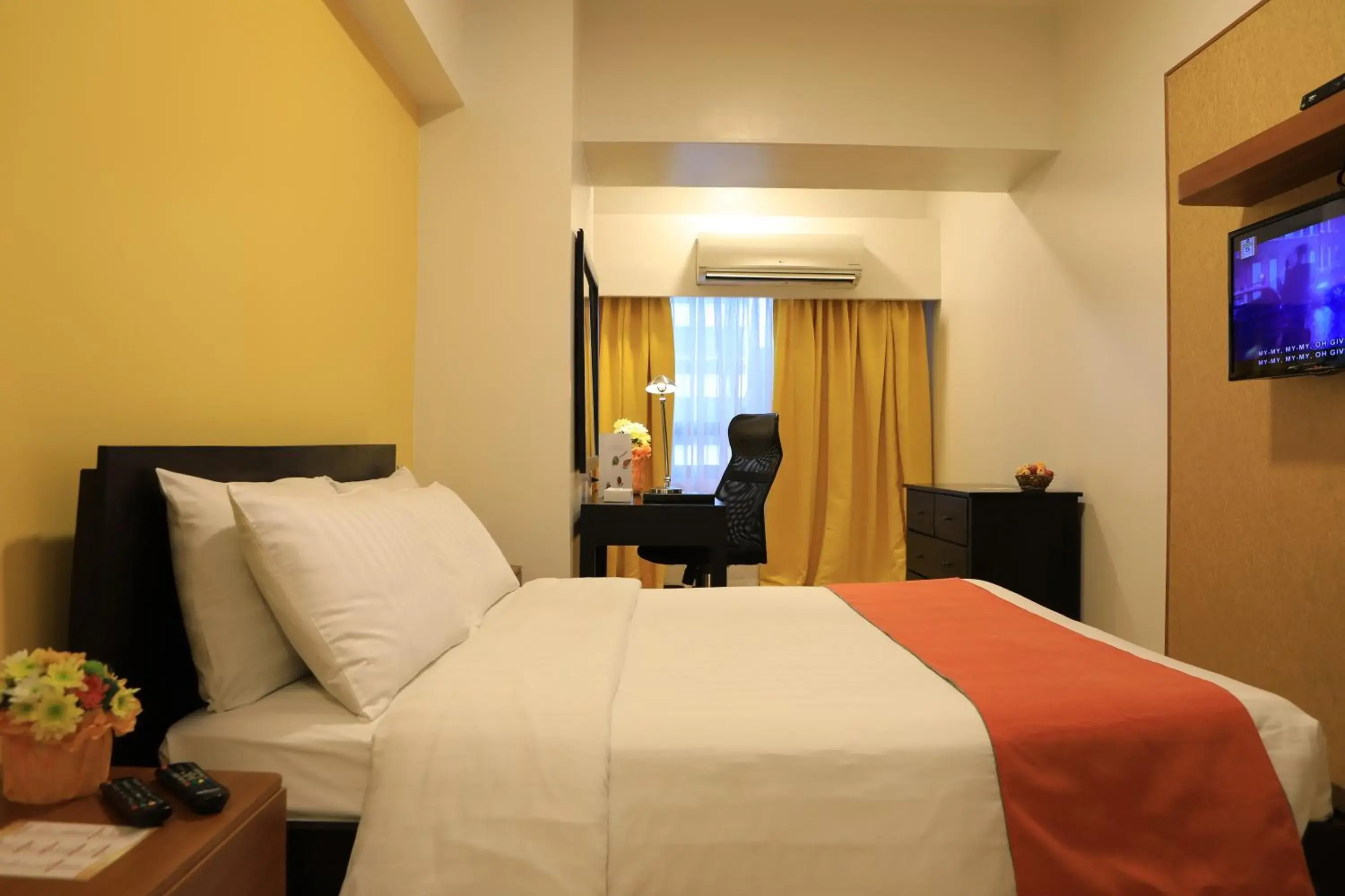 One Bedroom Deluxe Room in The Malayan Plaza Hotel One Bedroom Deluxe Room in The Malayan Plaza Hotel