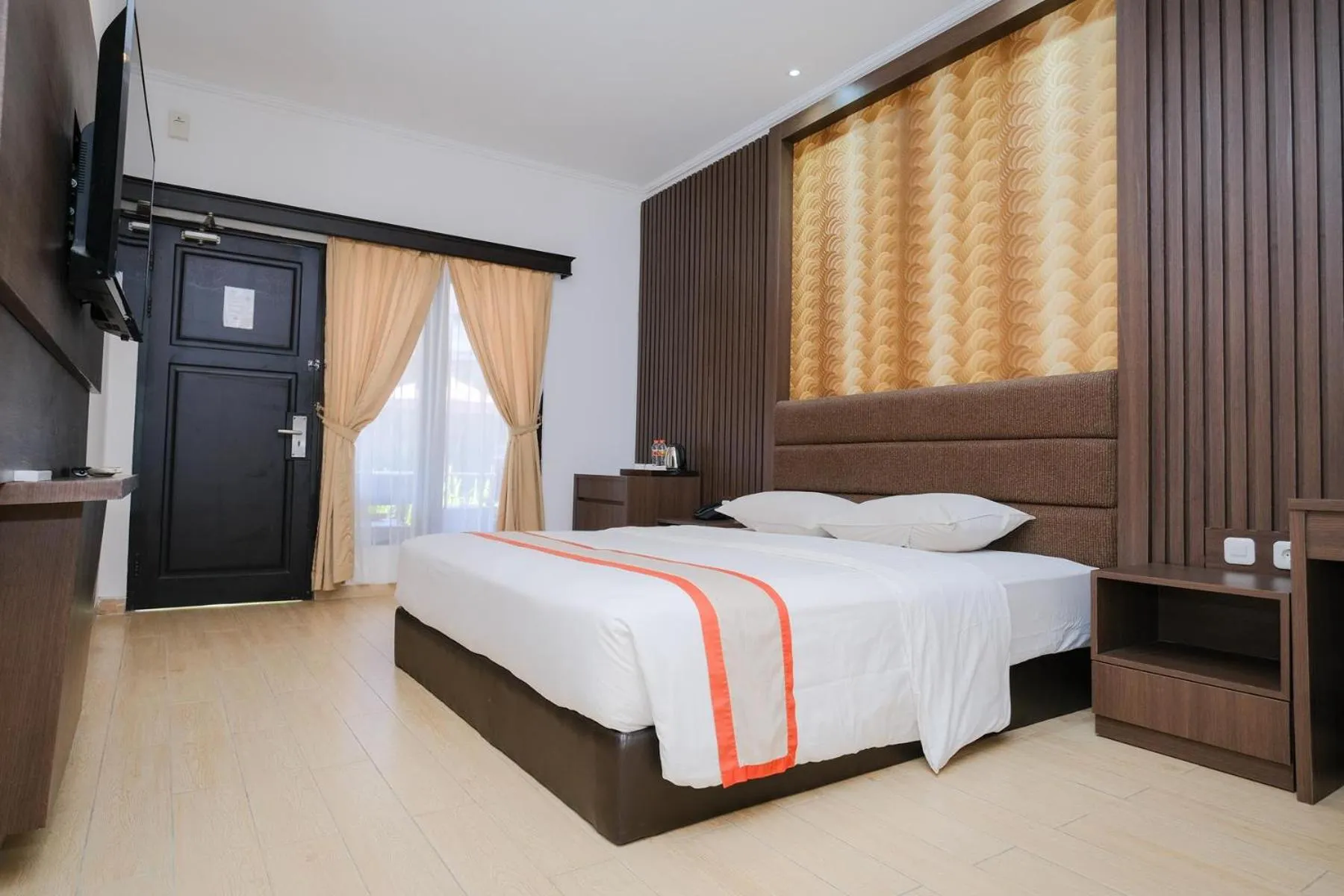 Bedroom, Bed in The Grand Palace Hotel Yogyakarta