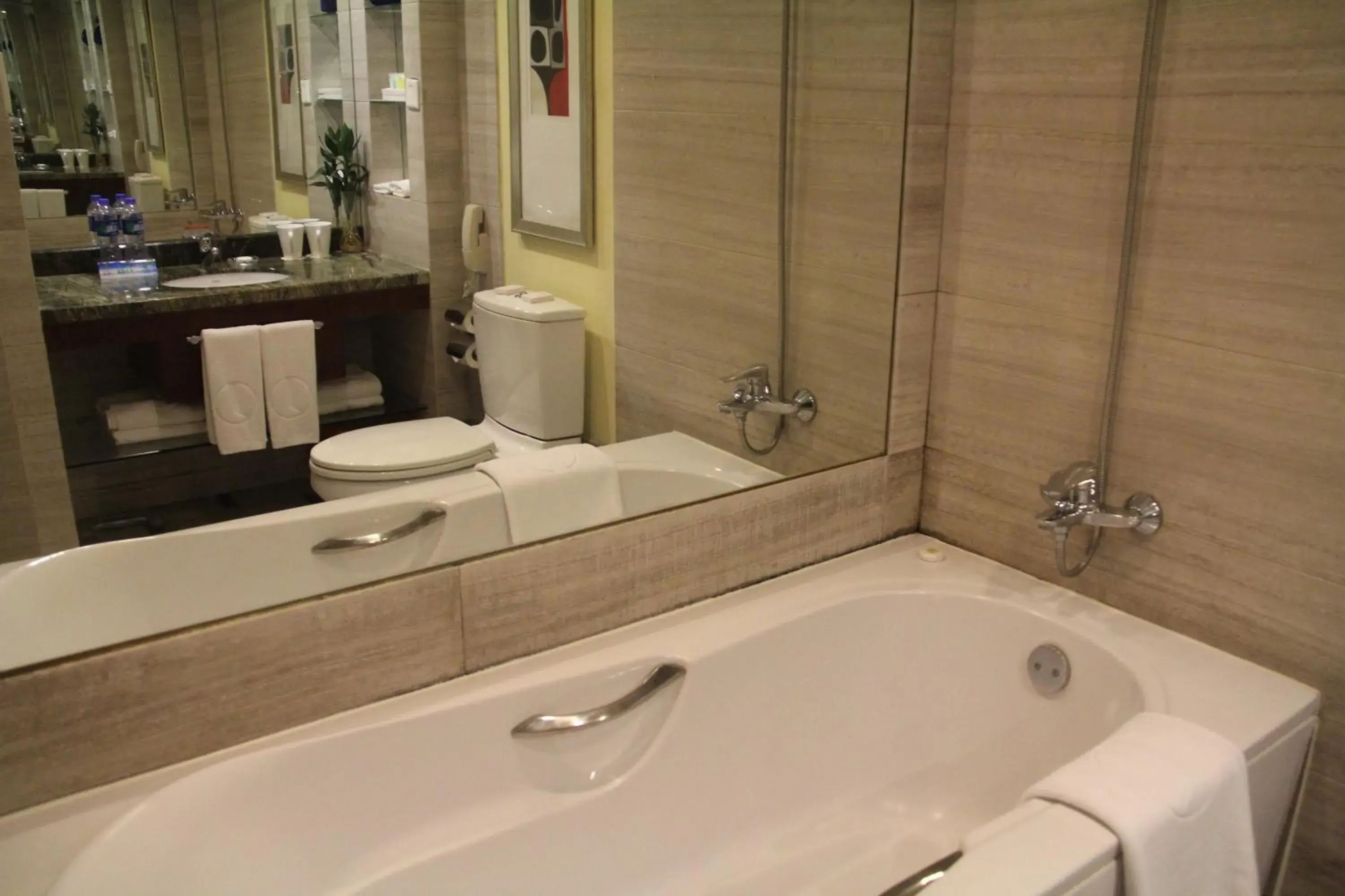 Twin Room with Lake View in Jianguo Hotel Xi'an Twin Room with Lake View in Jianguo Hotel Xi'an