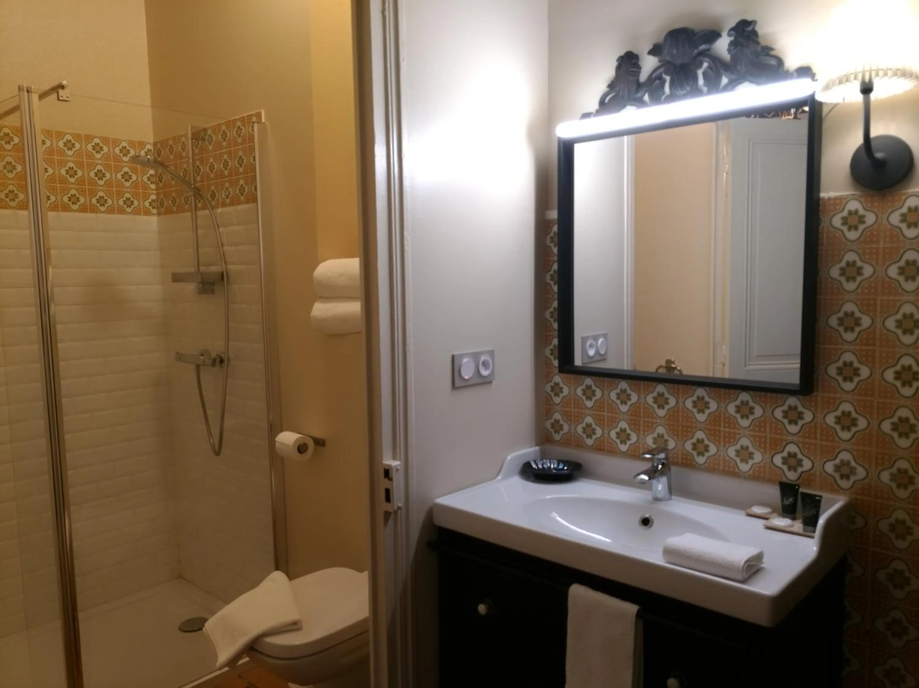 Bathroom in Rue du Château