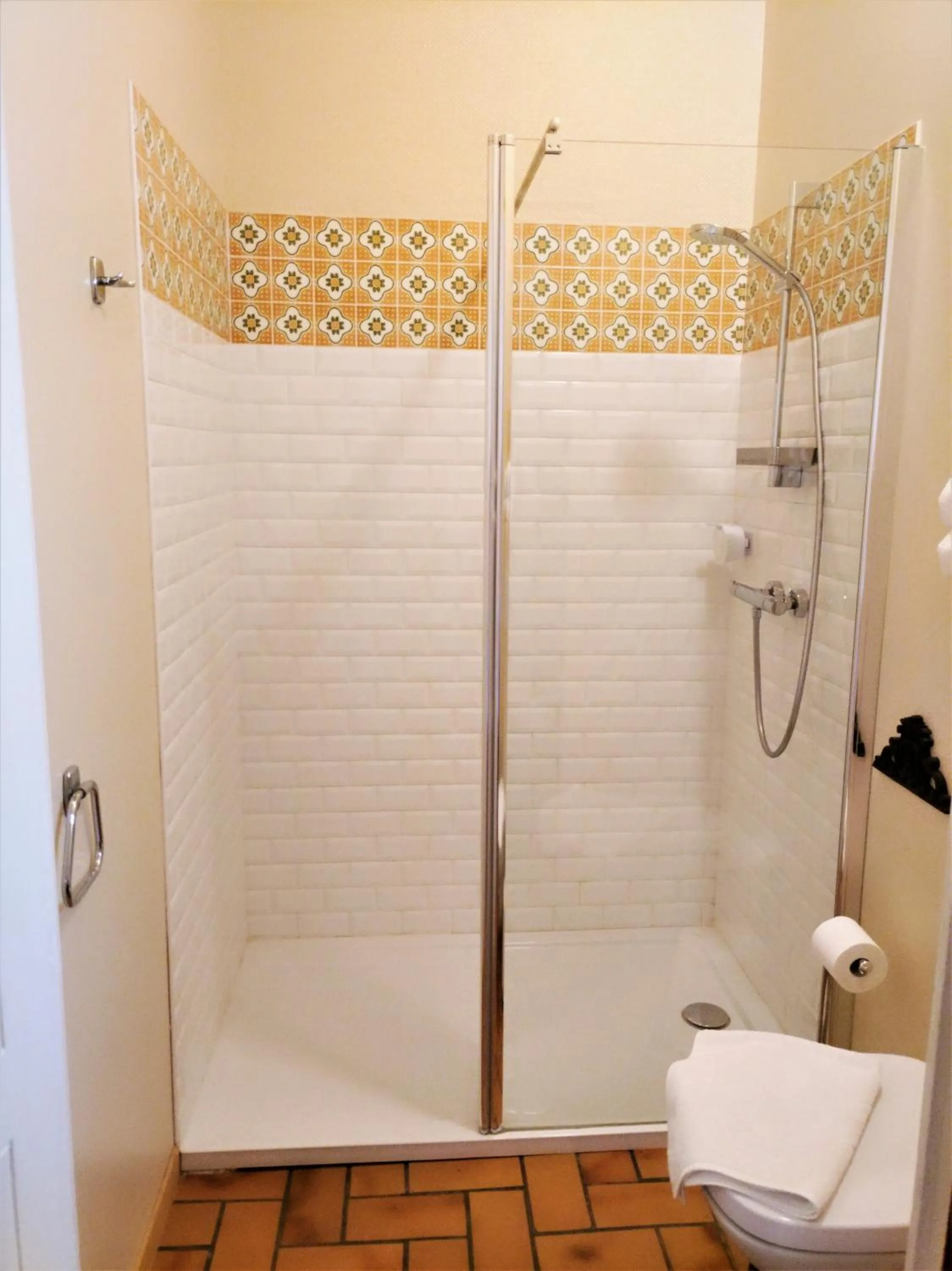 Shower in Rue du Château