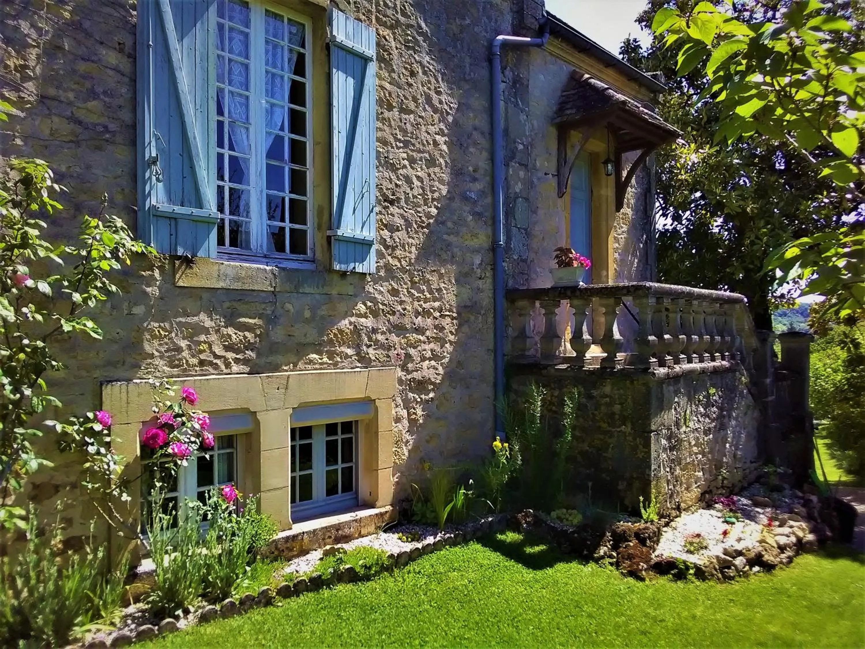 Property building in Rue du Château