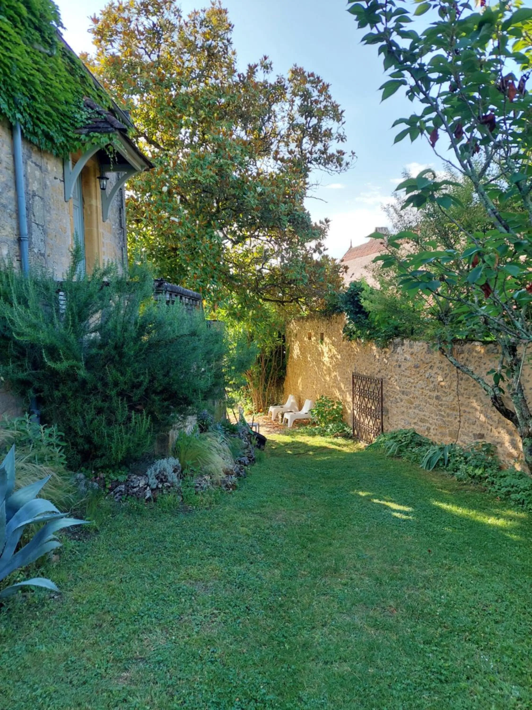 Property building in Rue du Château