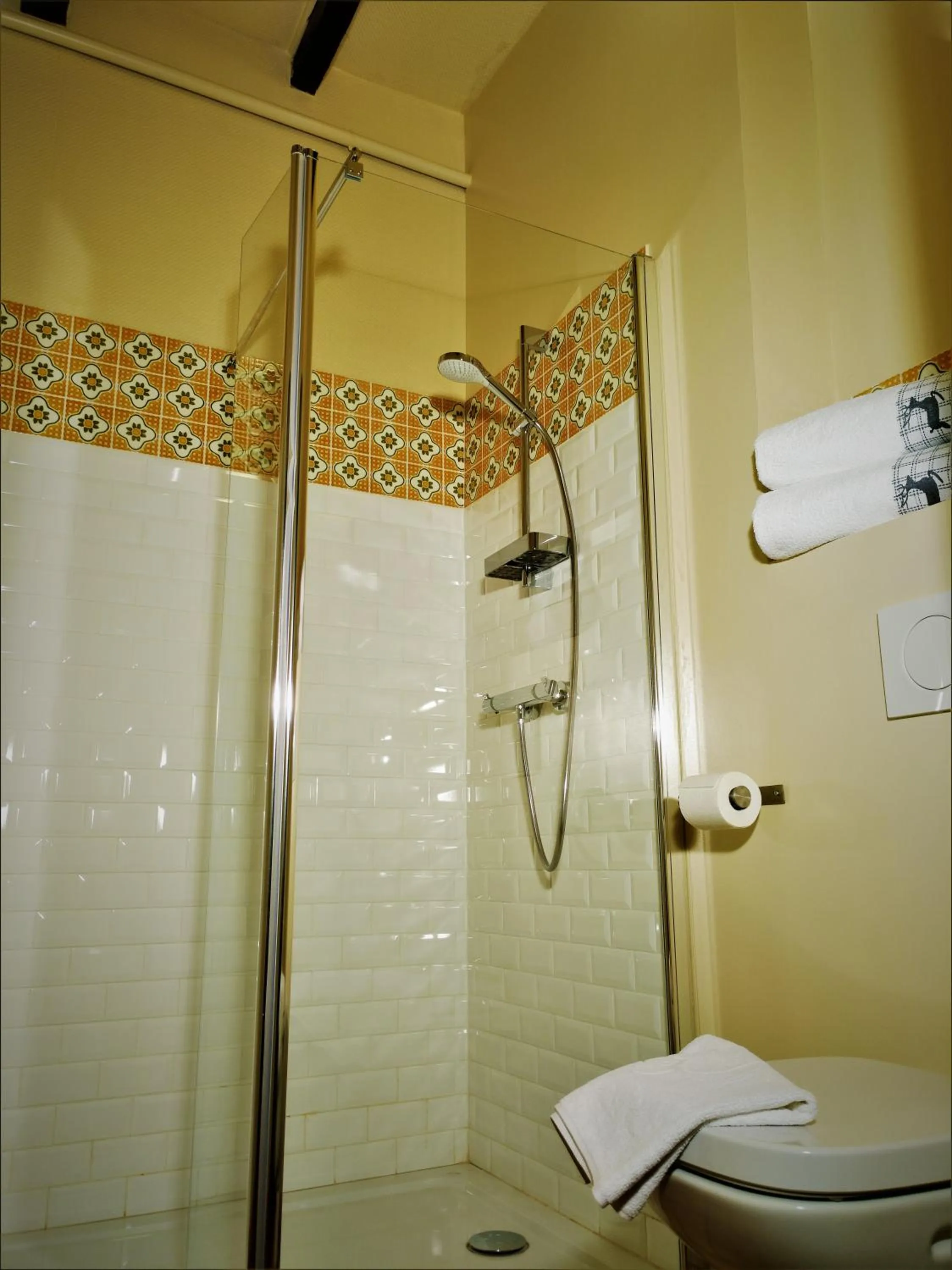 Bathroom in Rue du Château