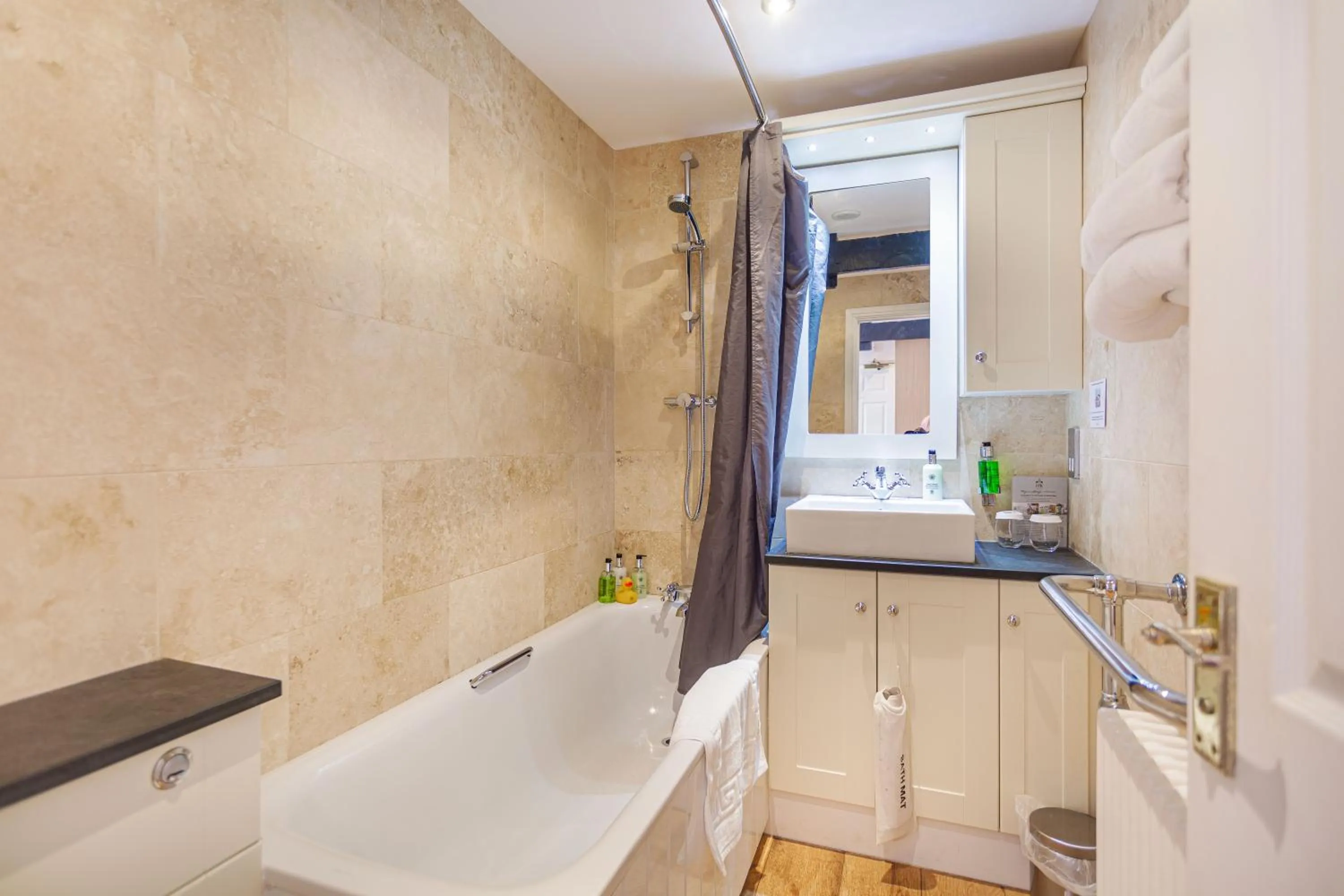 Bathroom in The Jamaica Inn, Bodmin, Cornwall - The Coaching Inn Group