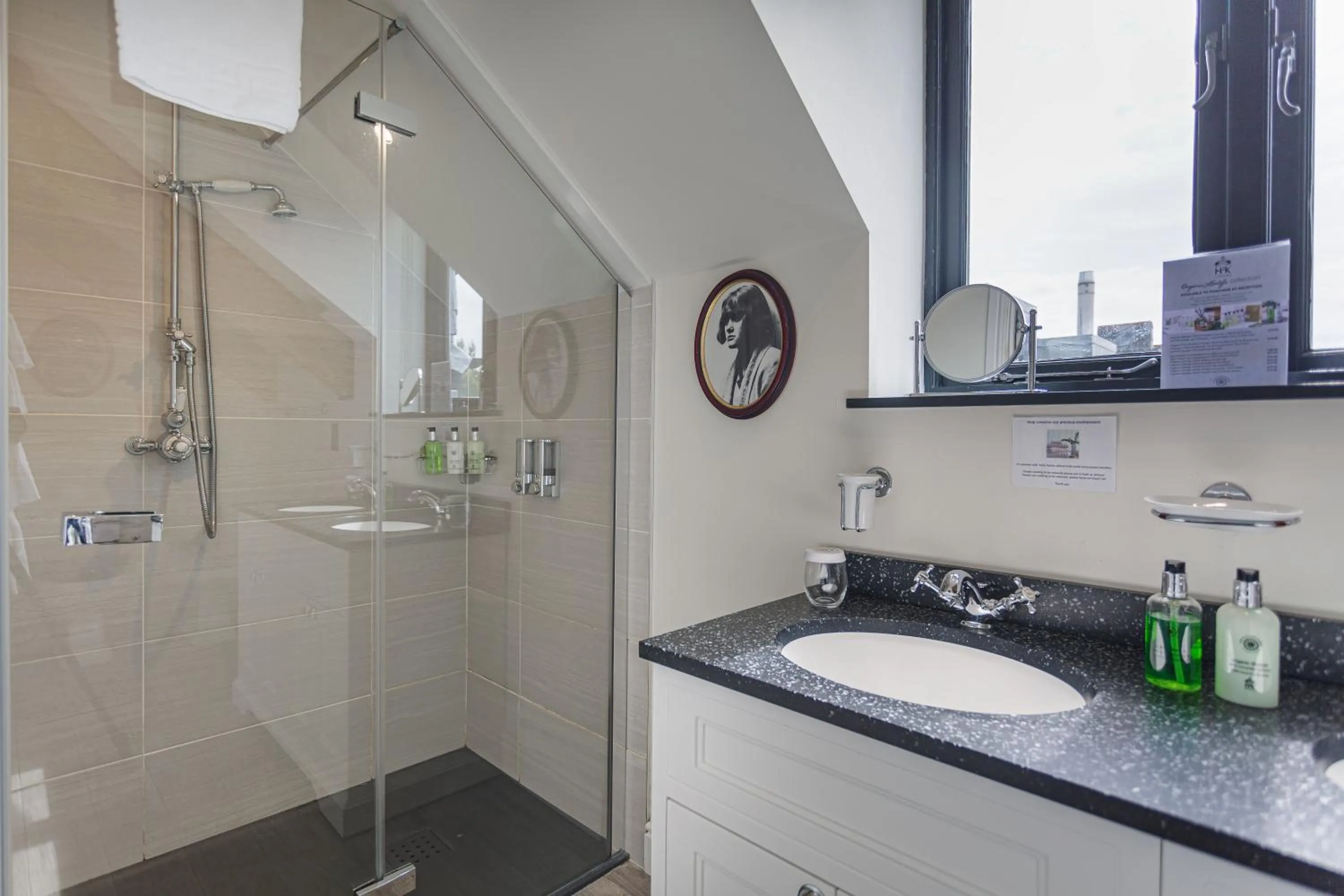 Bathroom in The Jamaica Inn, Bodmin, Cornwall - The Coaching Inn Group