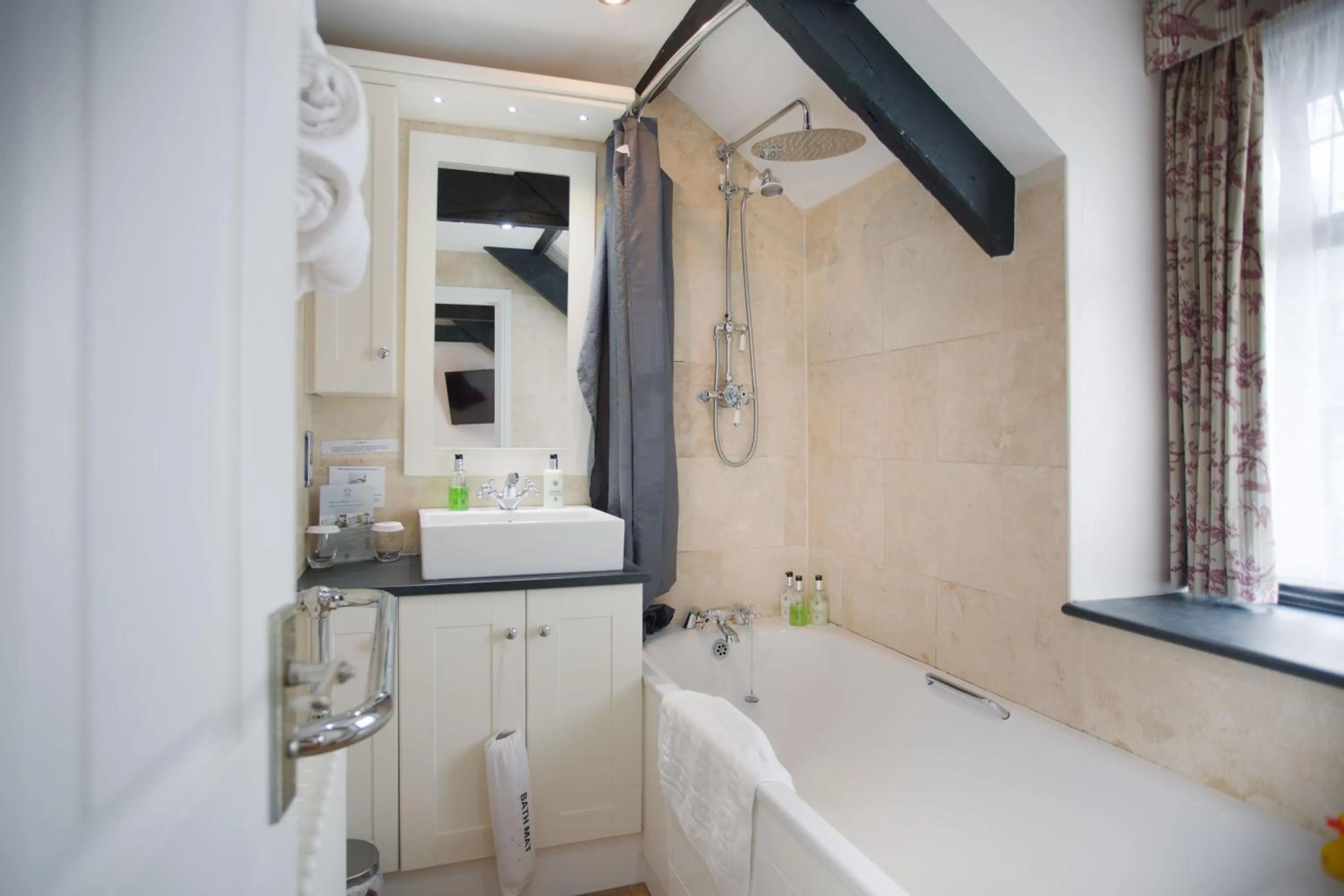 Bathroom in The Jamaica Inn, Bodmin, Cornwall - The Coaching Inn Group