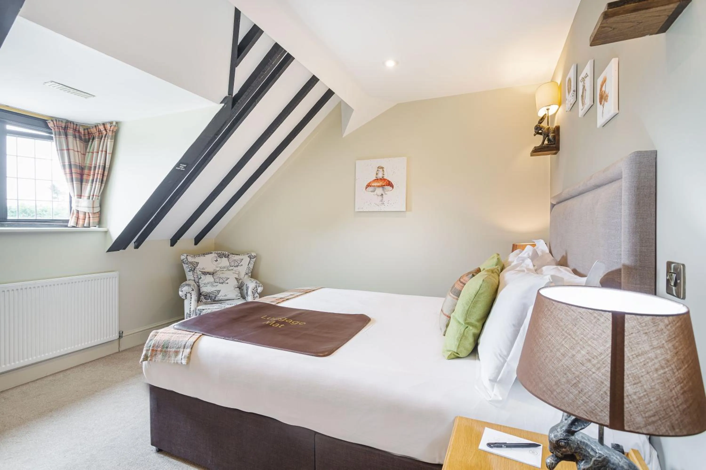 Bed in The Jamaica Inn, Bodmin, Cornwall - The Coaching Inn Group