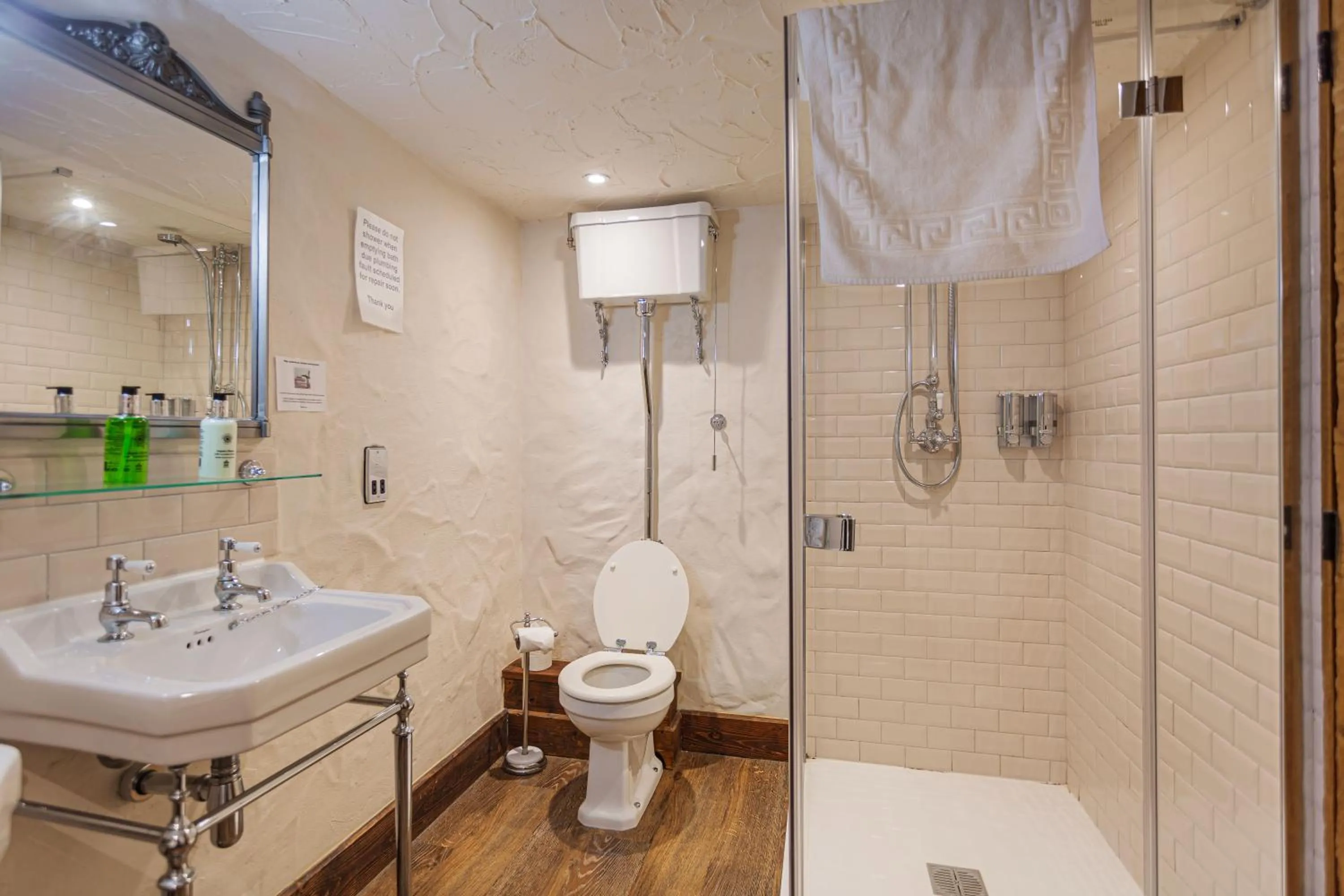 Bathroom in The Jamaica Inn, Bodmin, Cornwall - The Coaching Inn Group