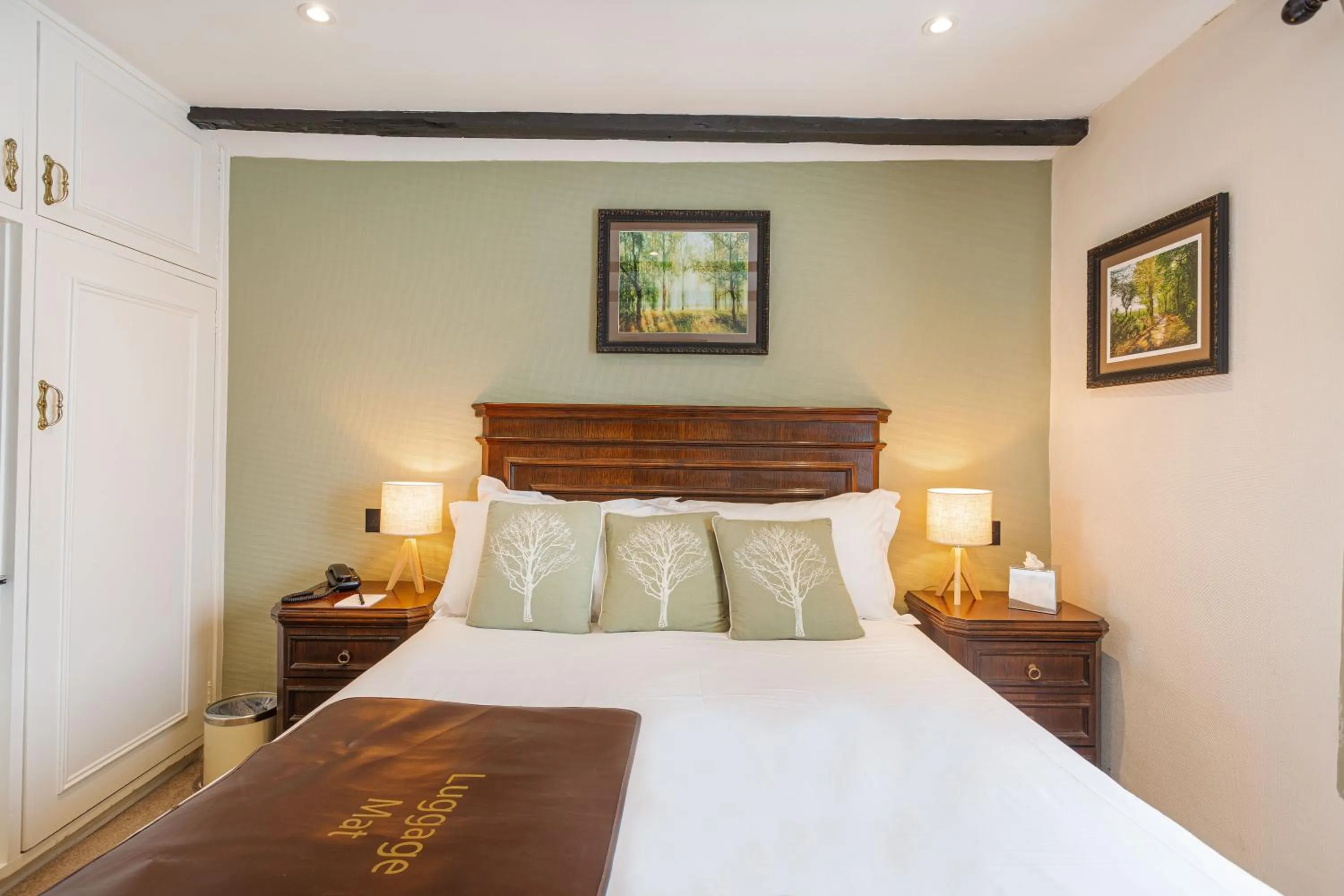 Bed in The Jamaica Inn, Bodmin, Cornwall - The Coaching Inn Group