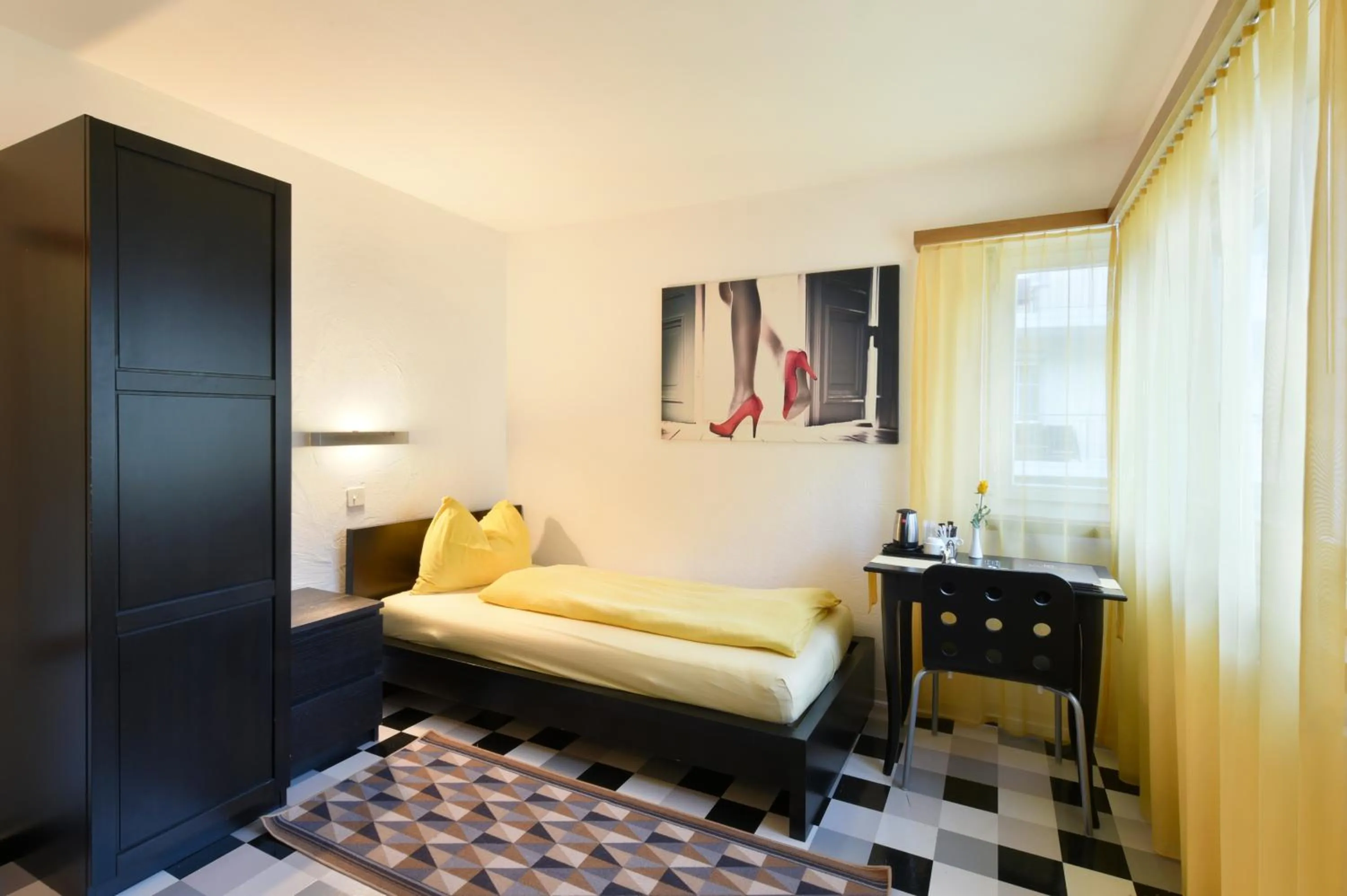 Photo of the whole room, Bed in Schlosshotel - Self Check-In Hotel