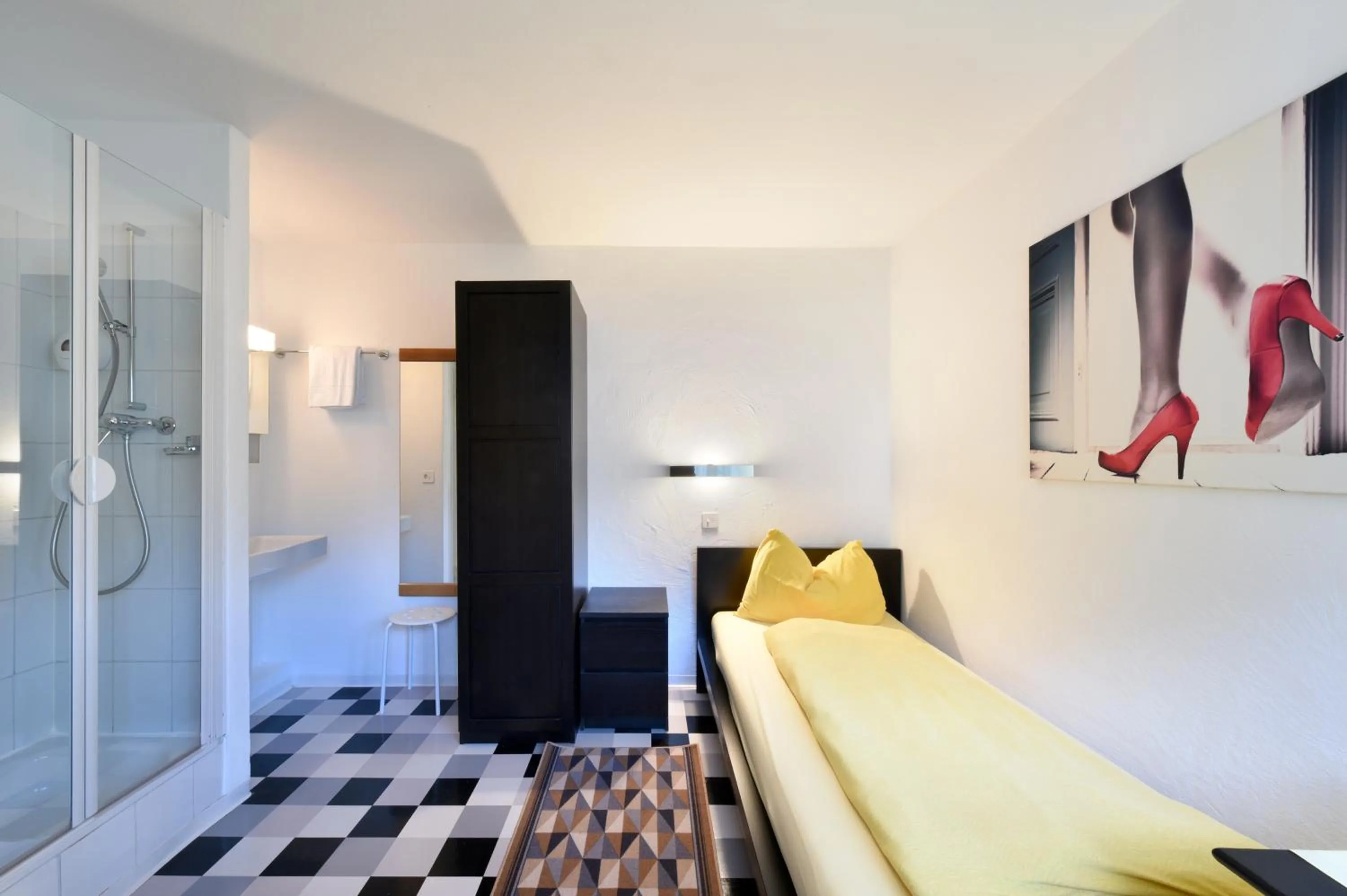 Photo of the whole room, Bed in Schlosshotel - Self Check-In Hotel