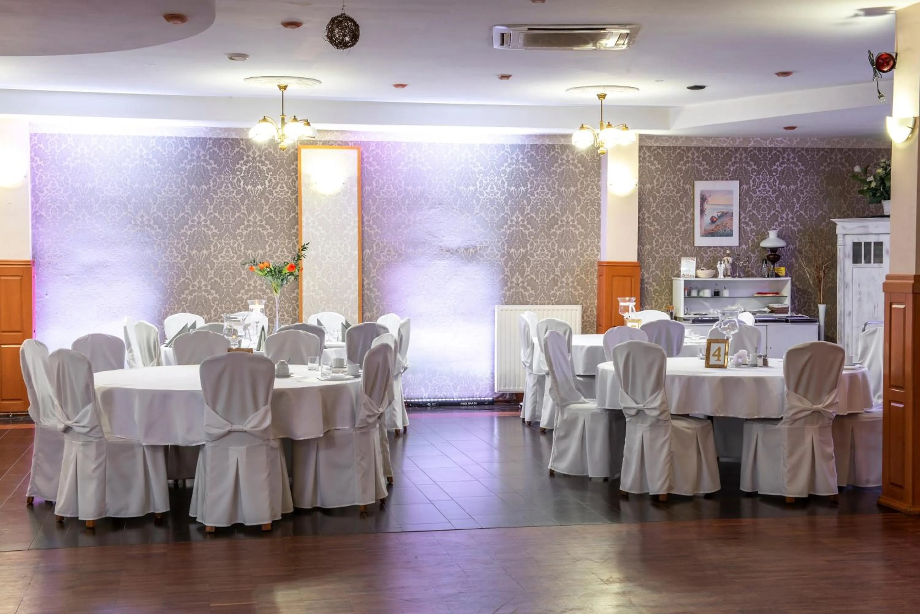 Restaurant/places to eat in First Hotel