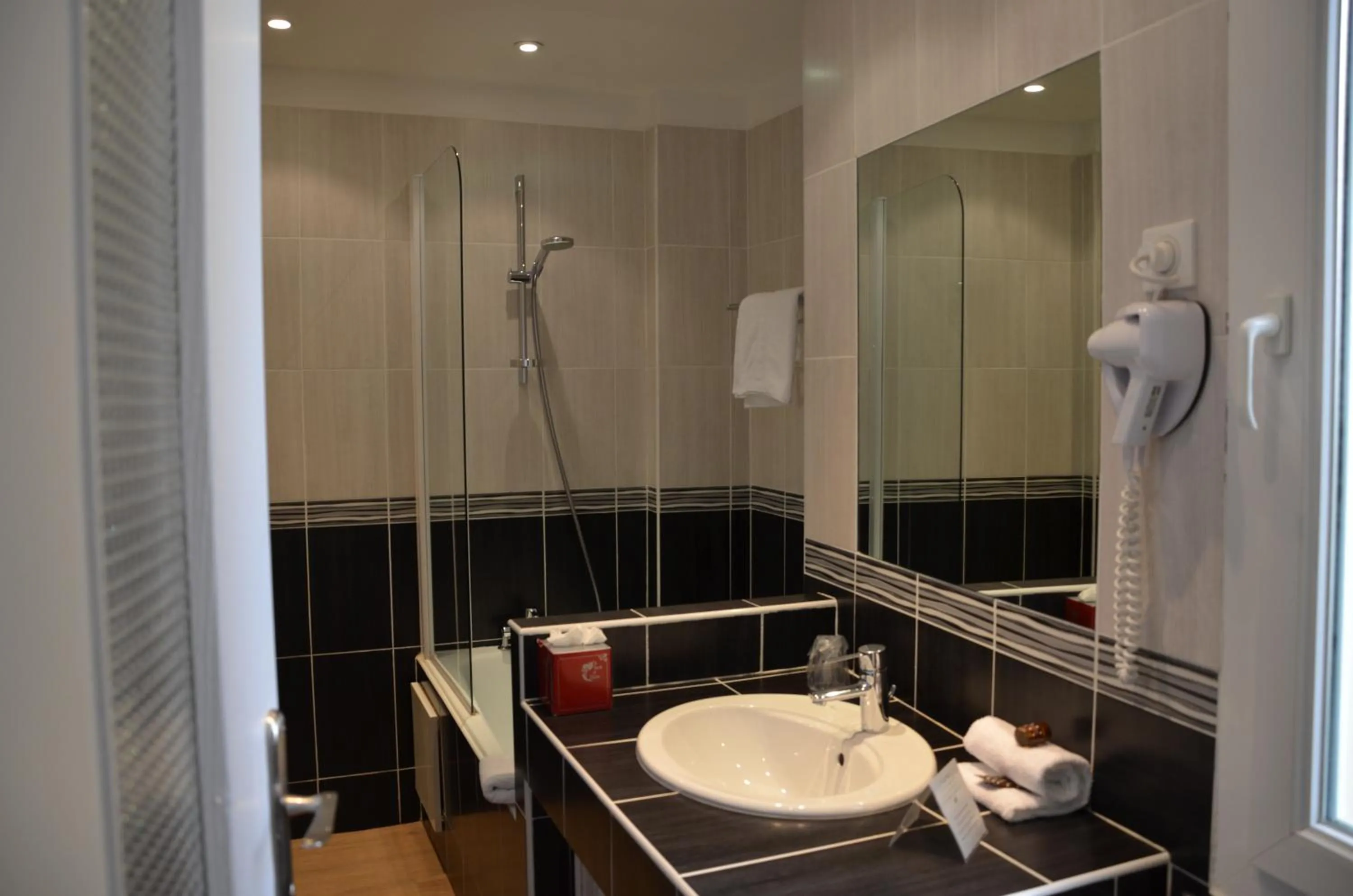 Bathroom in Brit Hotel Confort Le Revest Sainte-Maxime