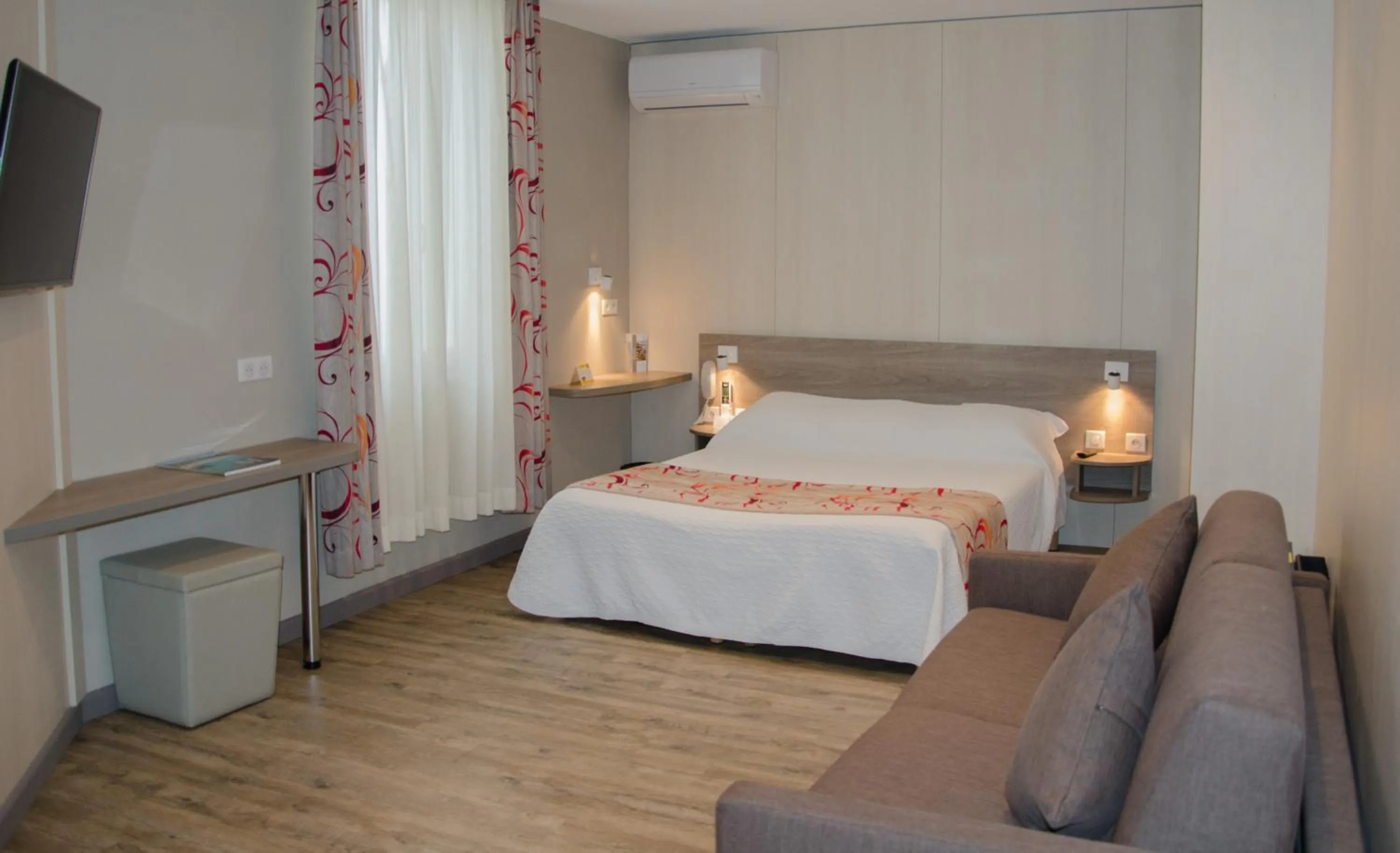 Bedroom, Bed in Brit Hotel Confort Le Revest Sainte-Maxime