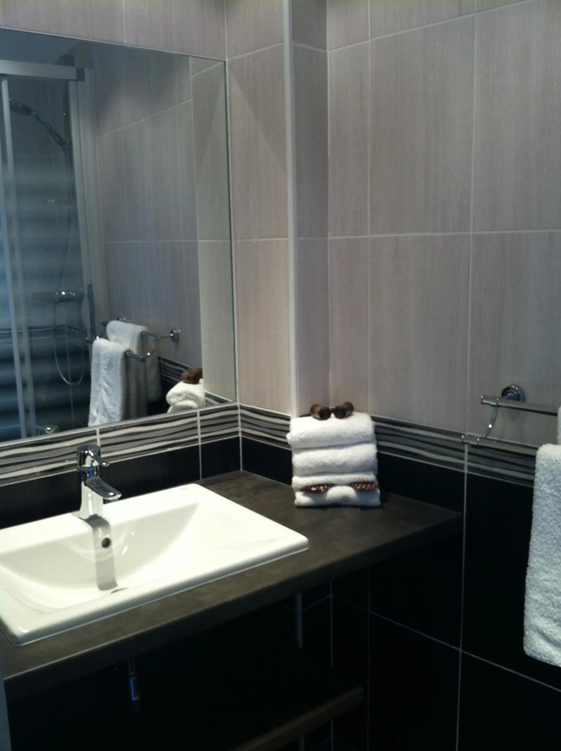 Bathroom in Brit Hotel Confort Le Revest Sainte-Maxime
