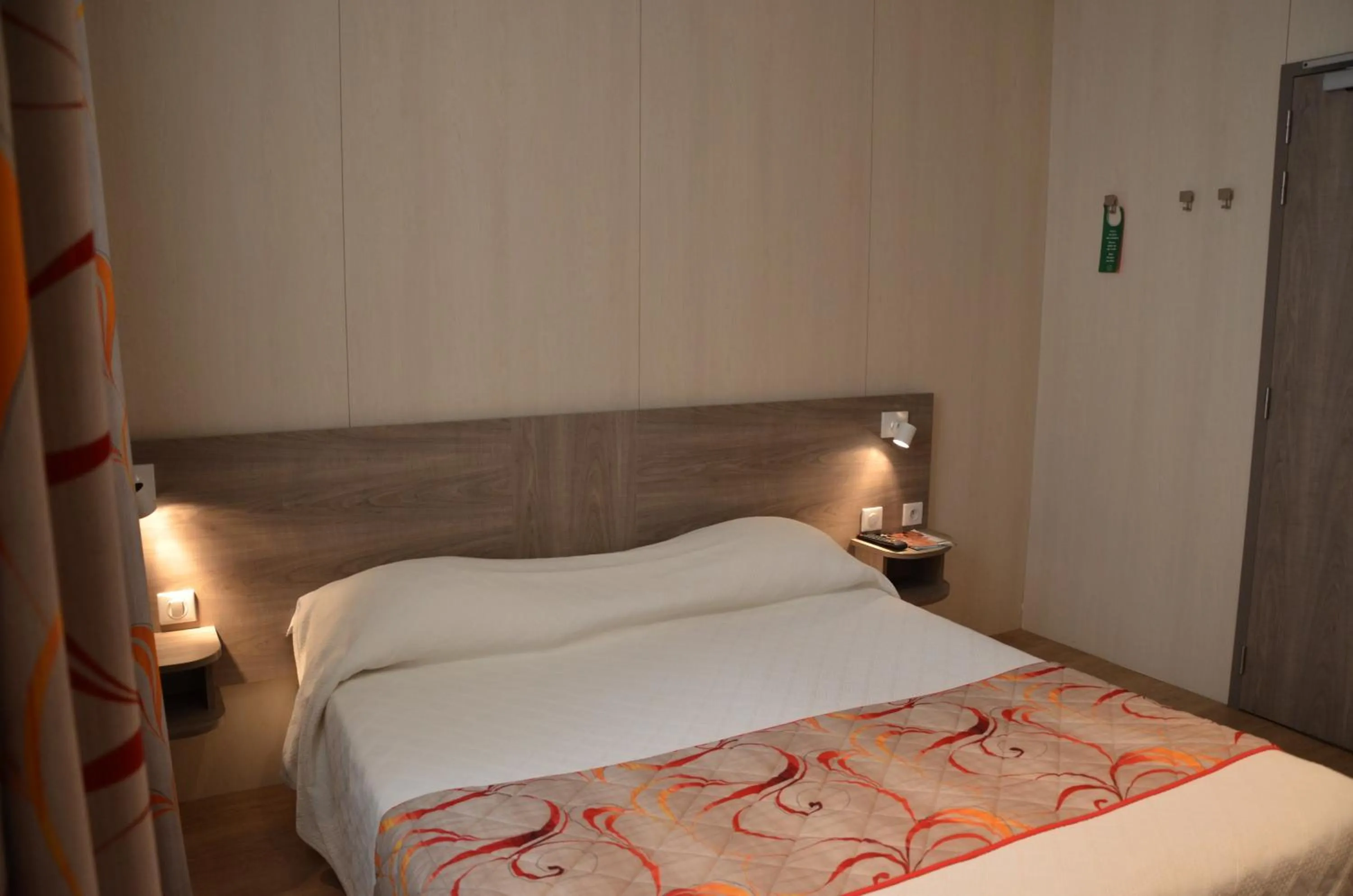 Bed in Brit Hotel Confort Le Revest Sainte-Maxime