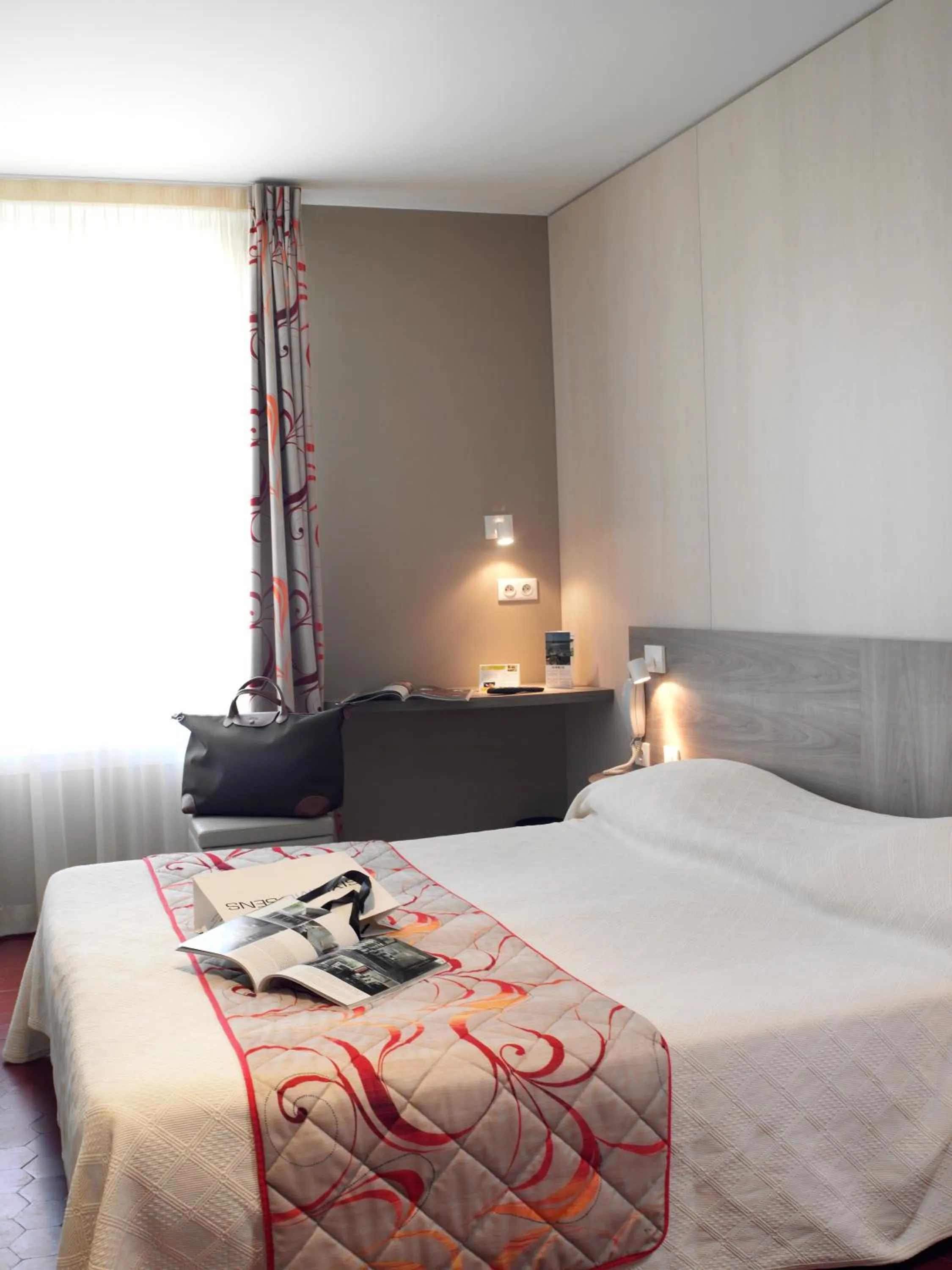Bed in Brit Hotel Confort Le Revest Sainte-Maxime