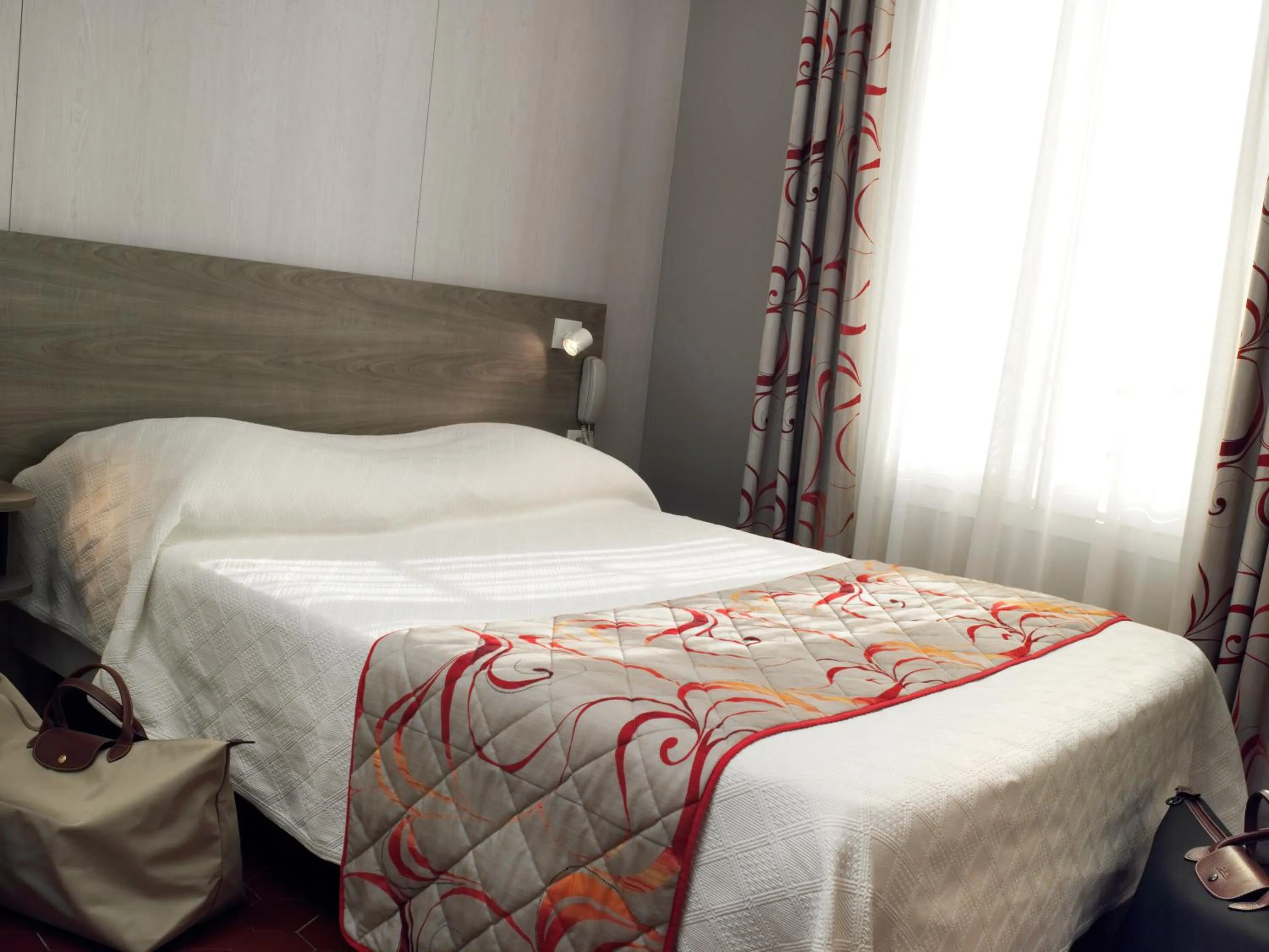 Bed in Brit Hotel Confort Le Revest Sainte-Maxime