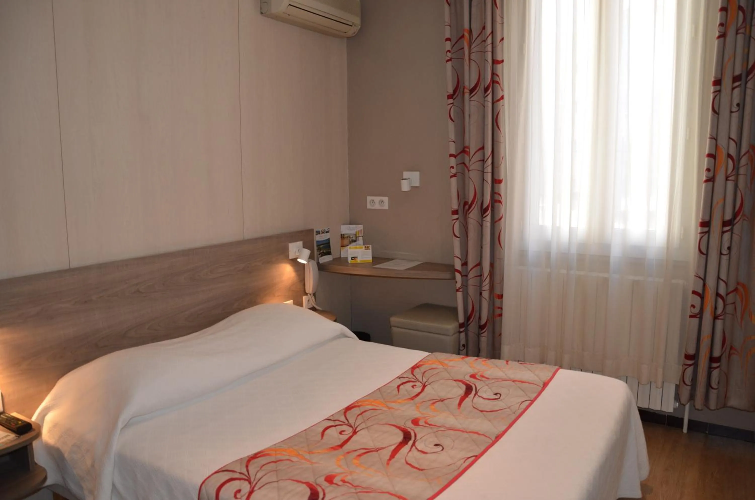 Bed in Brit Hotel Confort Le Revest Sainte-Maxime