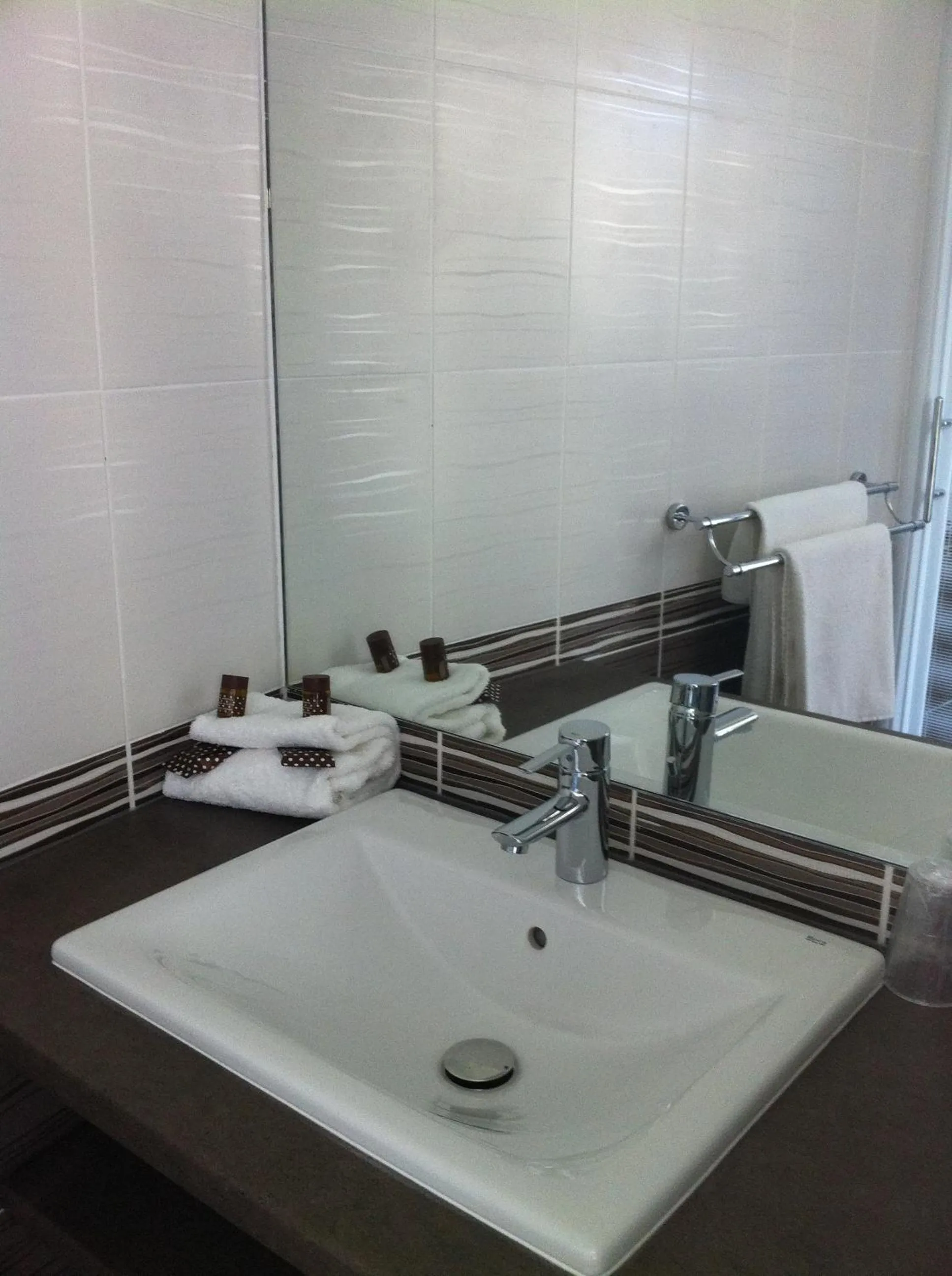 Bathroom in Brit Hotel Confort Le Revest Sainte-Maxime