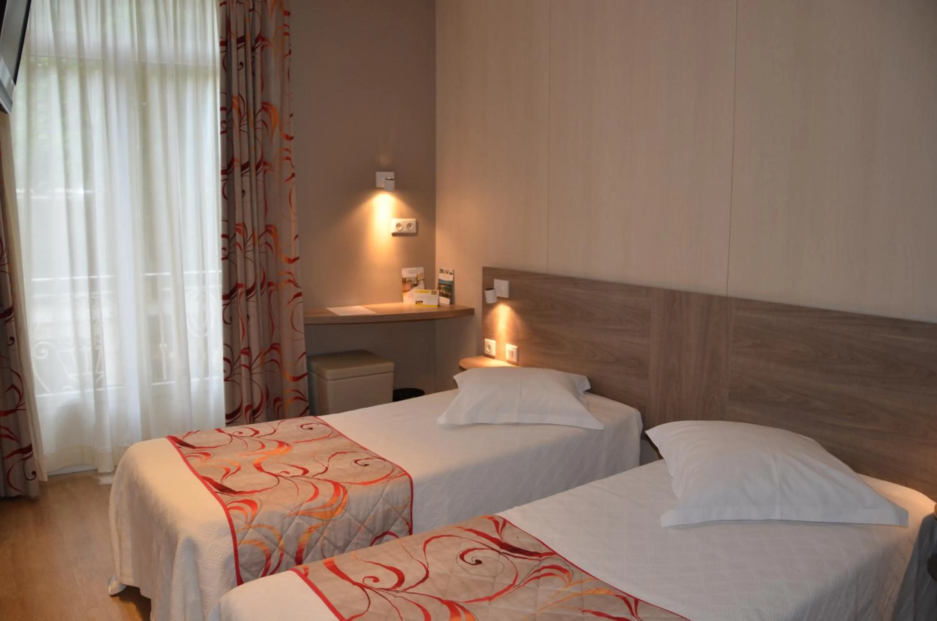 Bed in Brit Hotel Confort Le Revest Sainte-Maxime