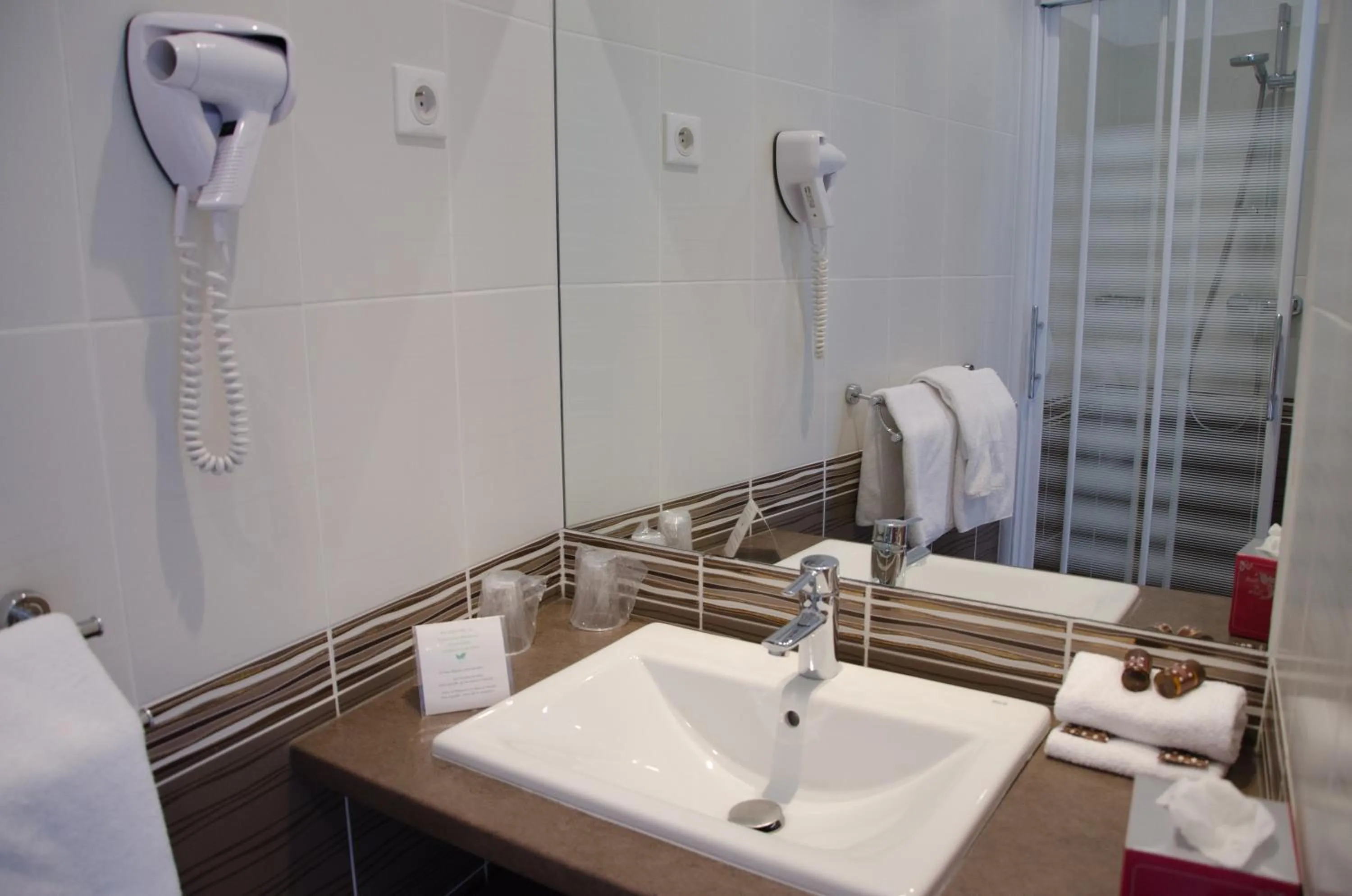 Bathroom in Brit Hotel Confort Le Revest Sainte-Maxime