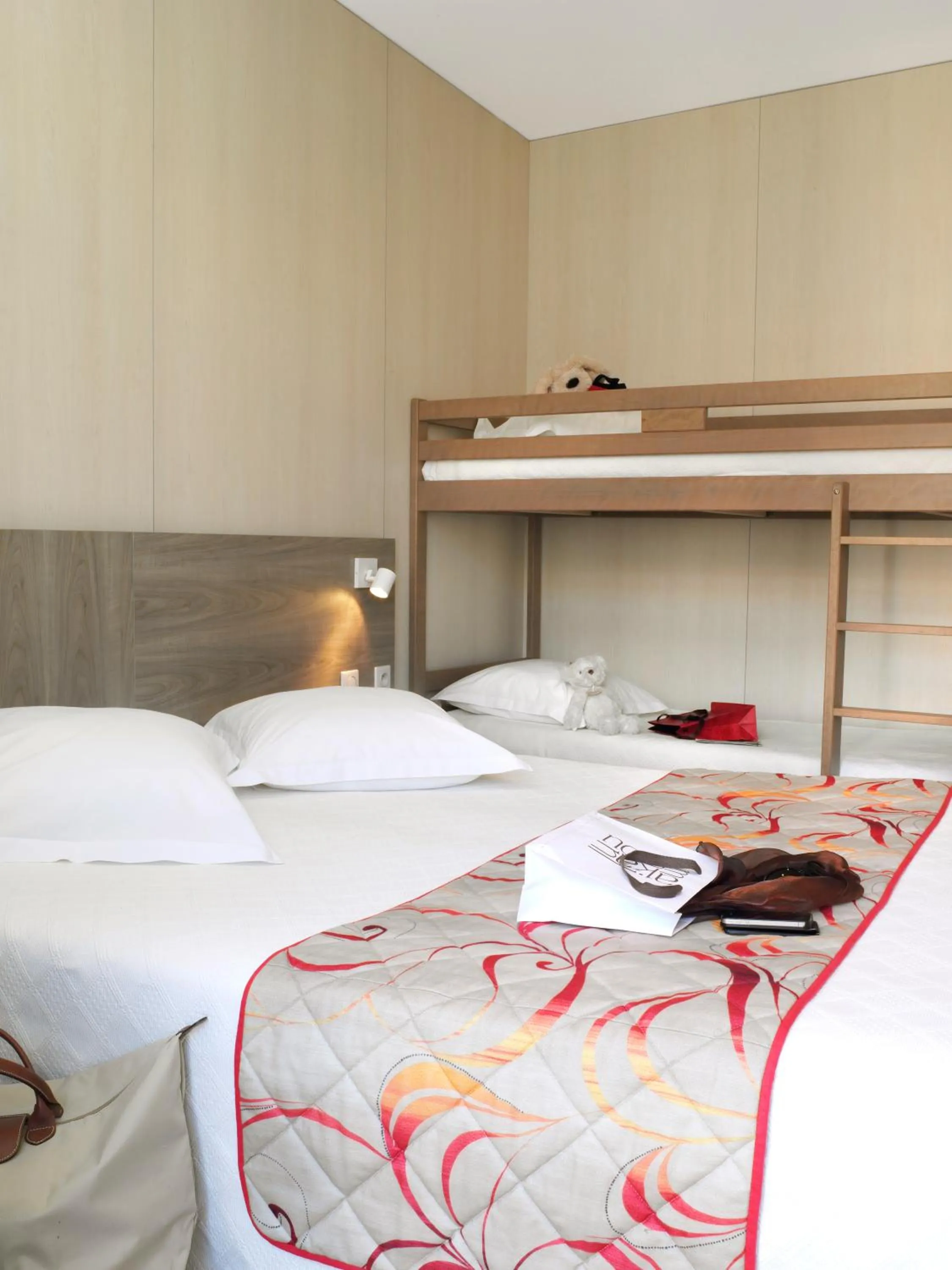 Bed in Brit Hotel Confort Le Revest Sainte-Maxime