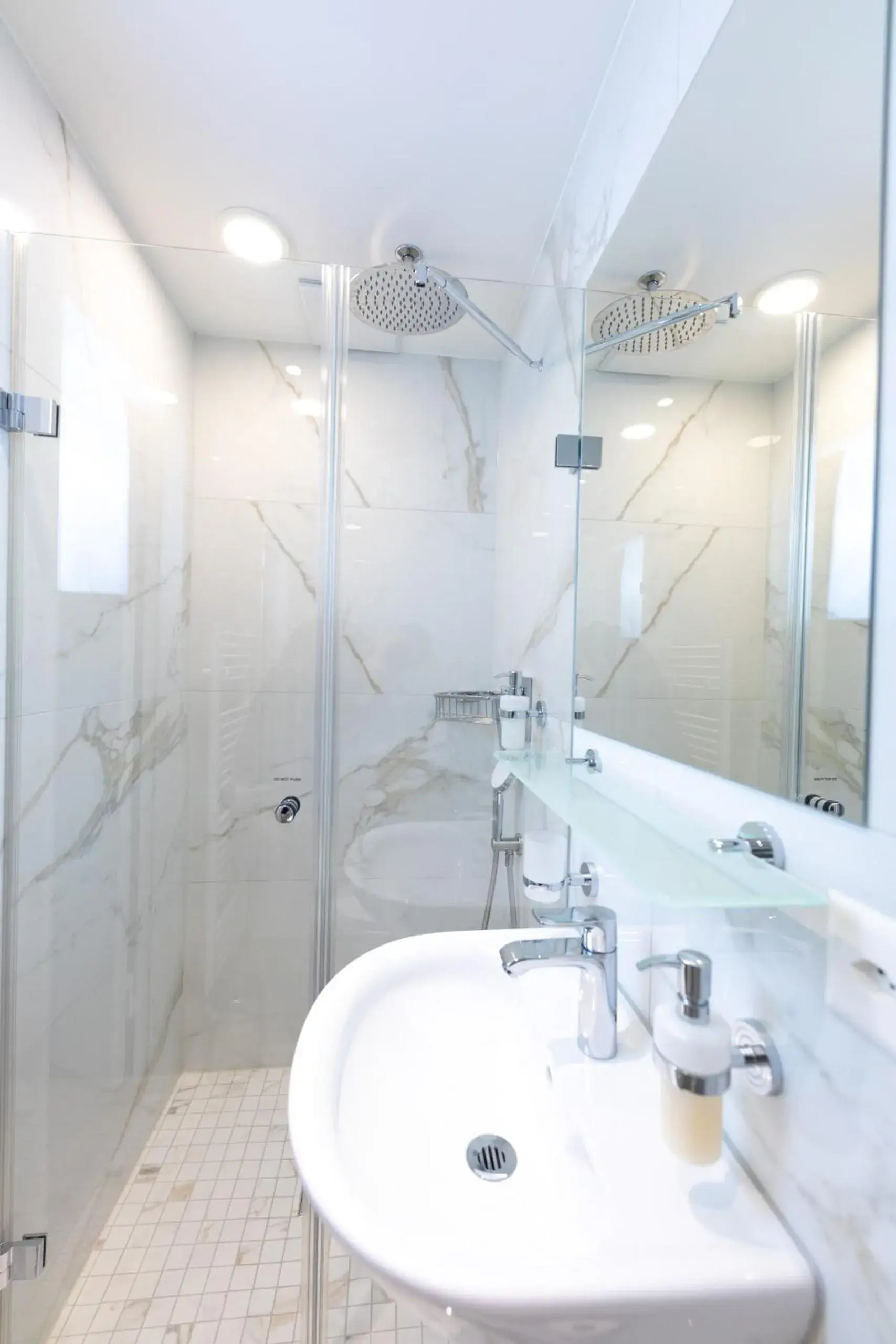 Modern Comfort Room in Hotel Alexander Modern Comfort Room in Hotel Alexander