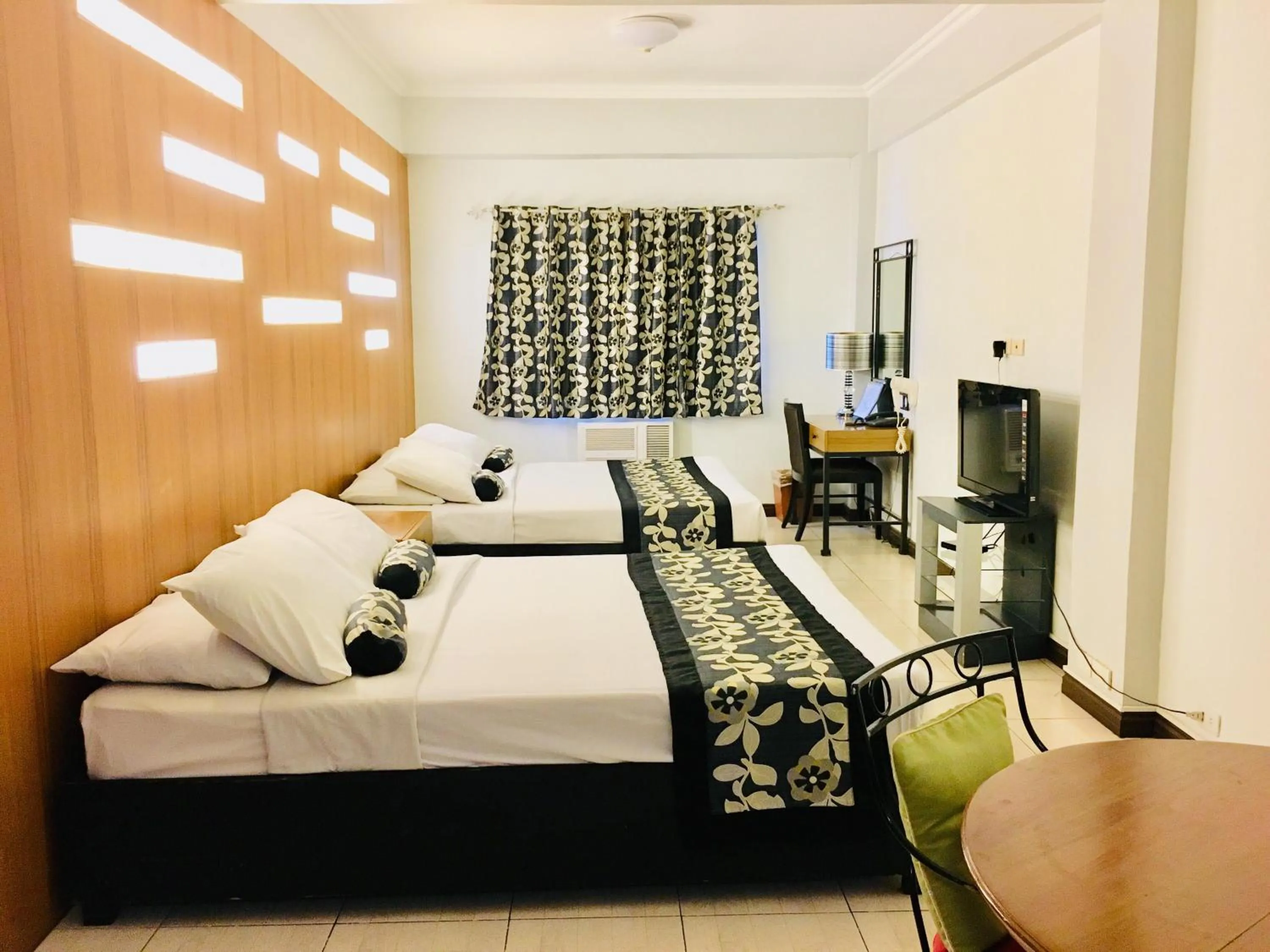 Property building, Bed in Jupiter Suites