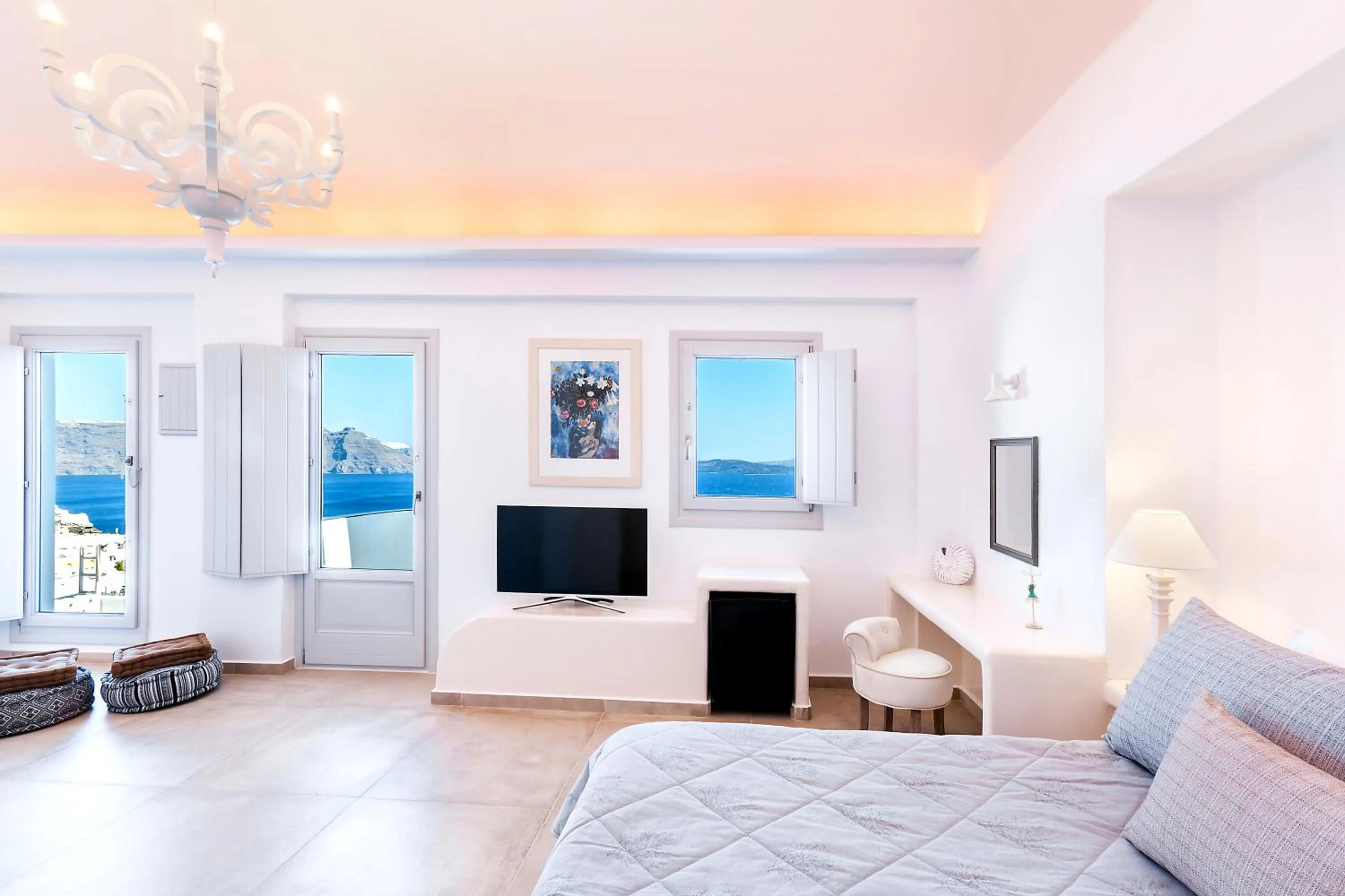 Photo of the whole room, Bed in Santorini Secret Premium