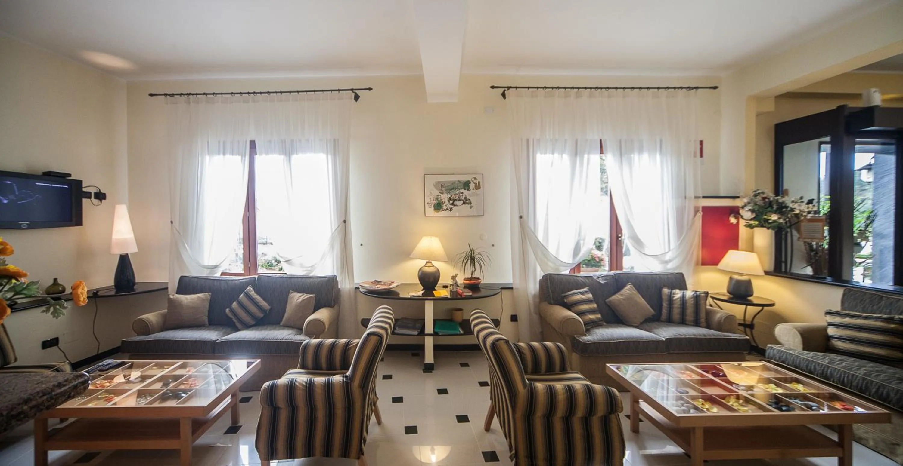 Communal lounge/ TV room in Albergo Suisse Bellevue