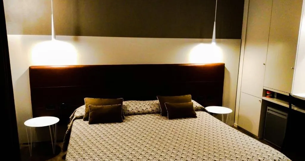 Bed in Albergo Suisse Bellevue