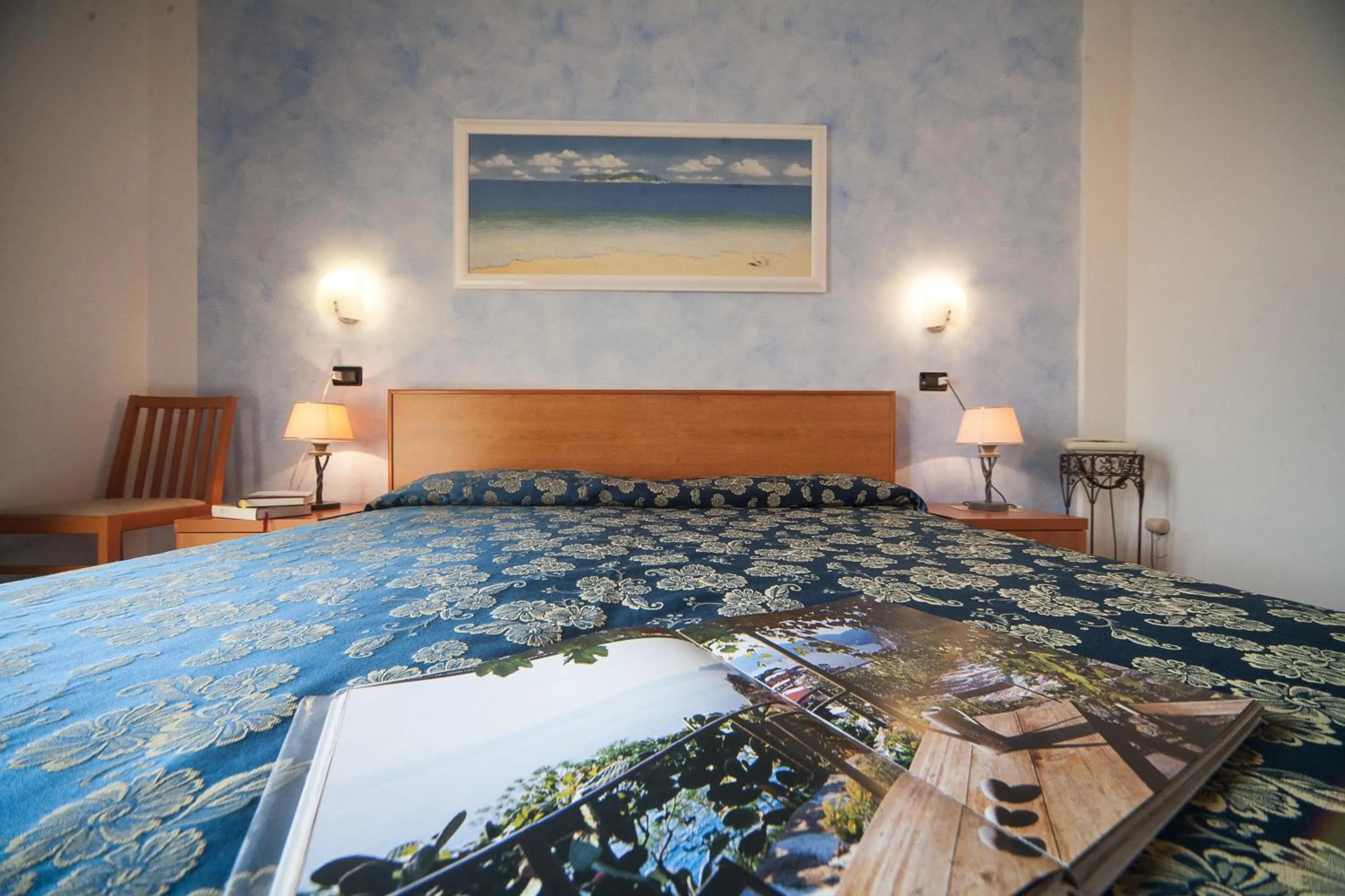 Bed in Albergo Suisse Bellevue