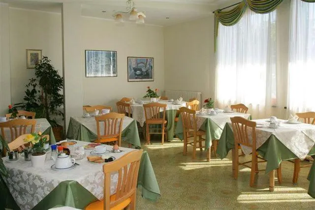 Restaurant/places to eat in Albergo Suisse Bellevue