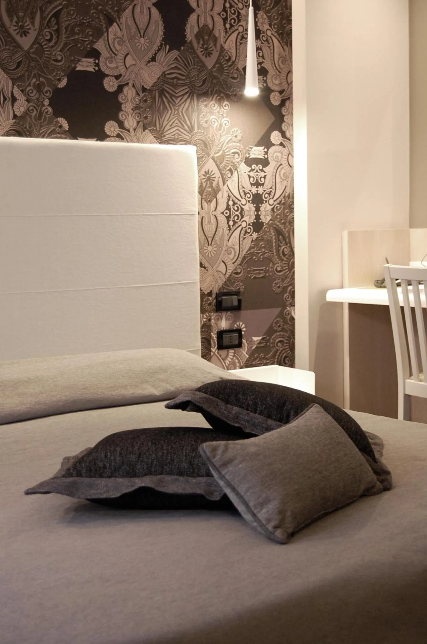 Bed in Albergo Suisse Bellevue