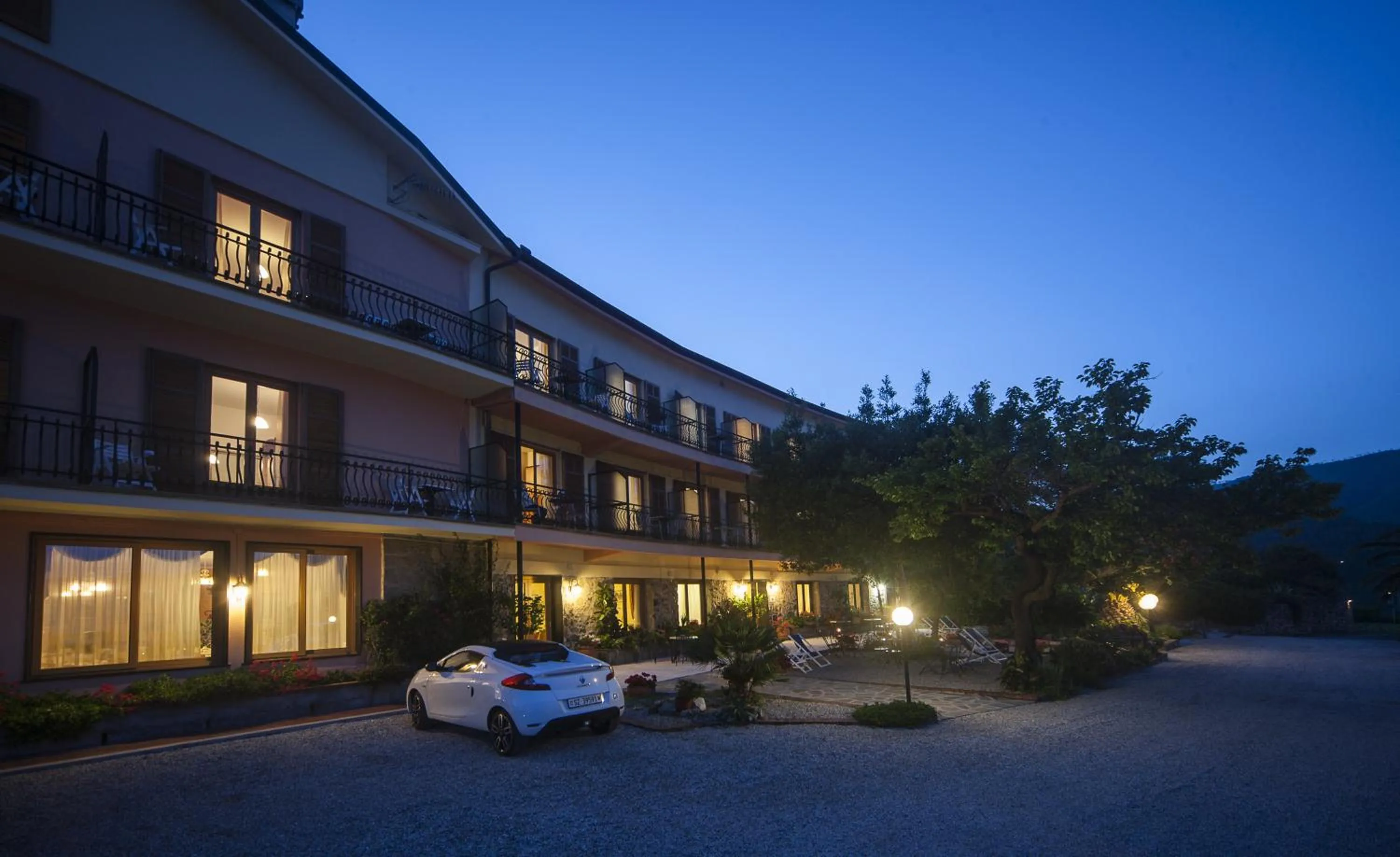Facade/entrance in Albergo Suisse Bellevue