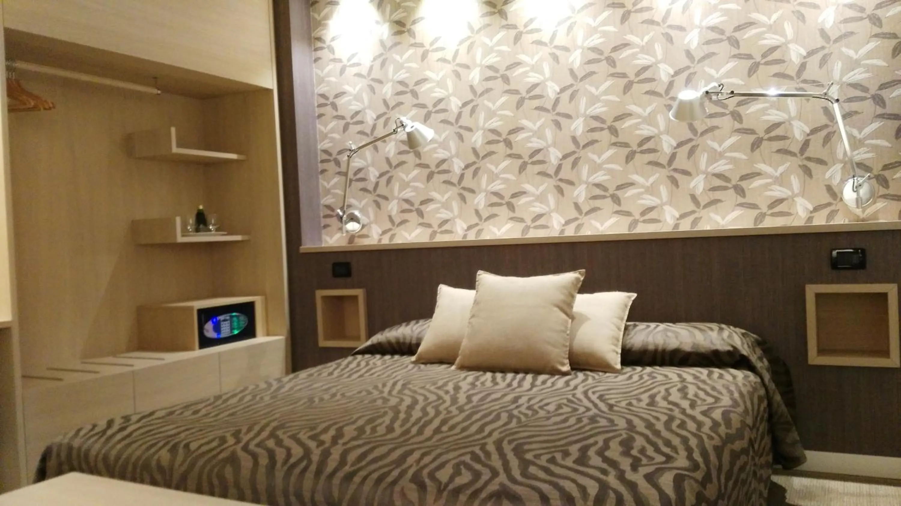 Bed in Albergo Suisse Bellevue