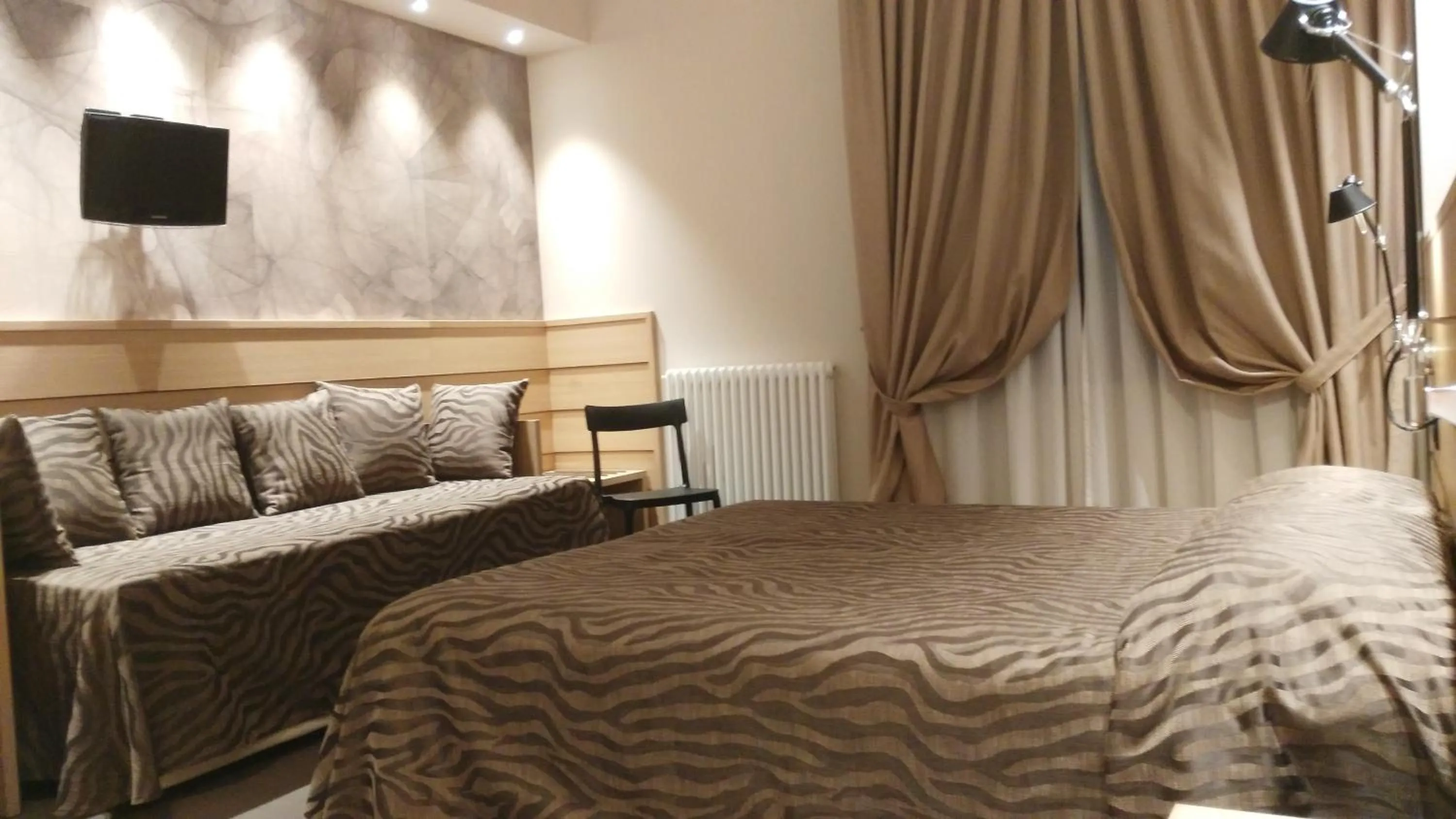 Bed in Albergo Suisse Bellevue