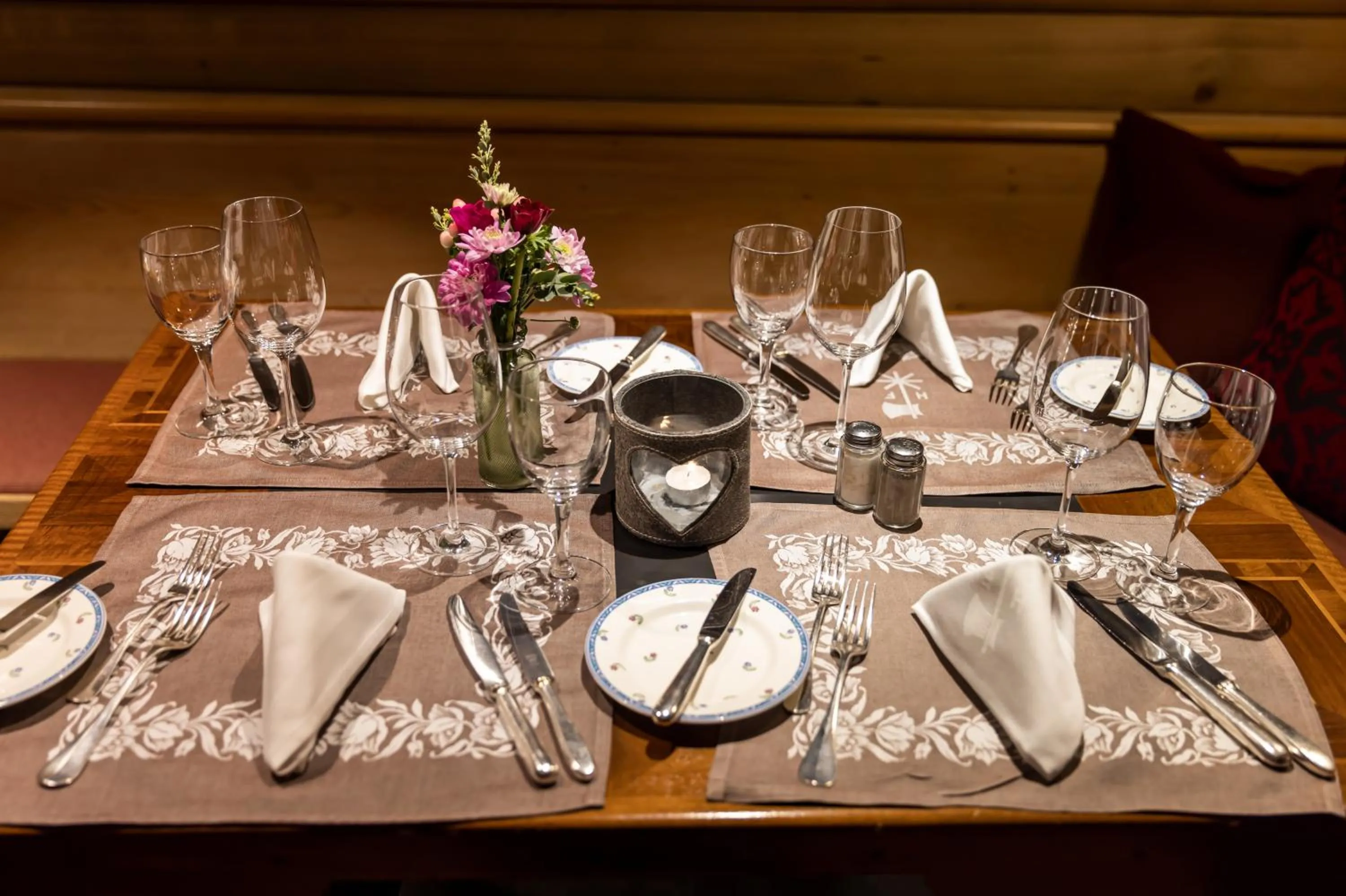 Restaurant/places to eat in Hotel Parsenn