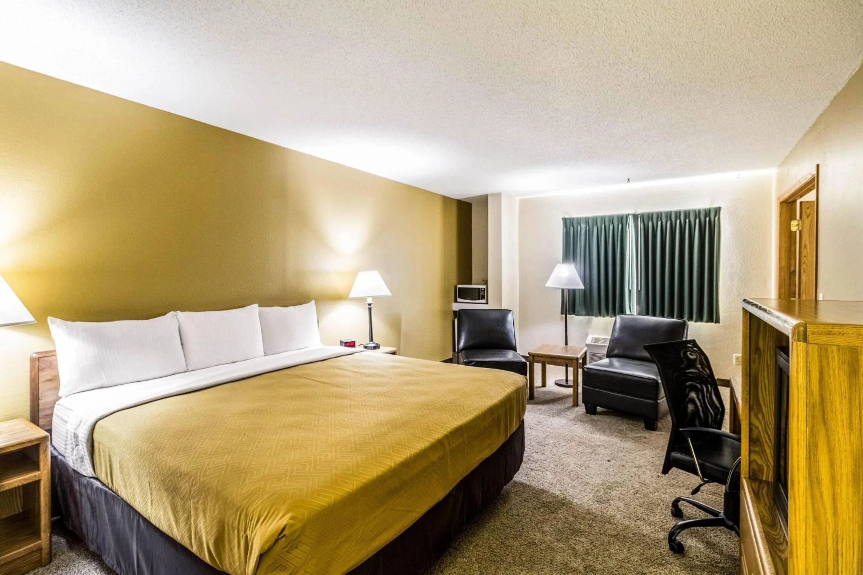 Bedroom, Bed in Econo Lodge - Valley City