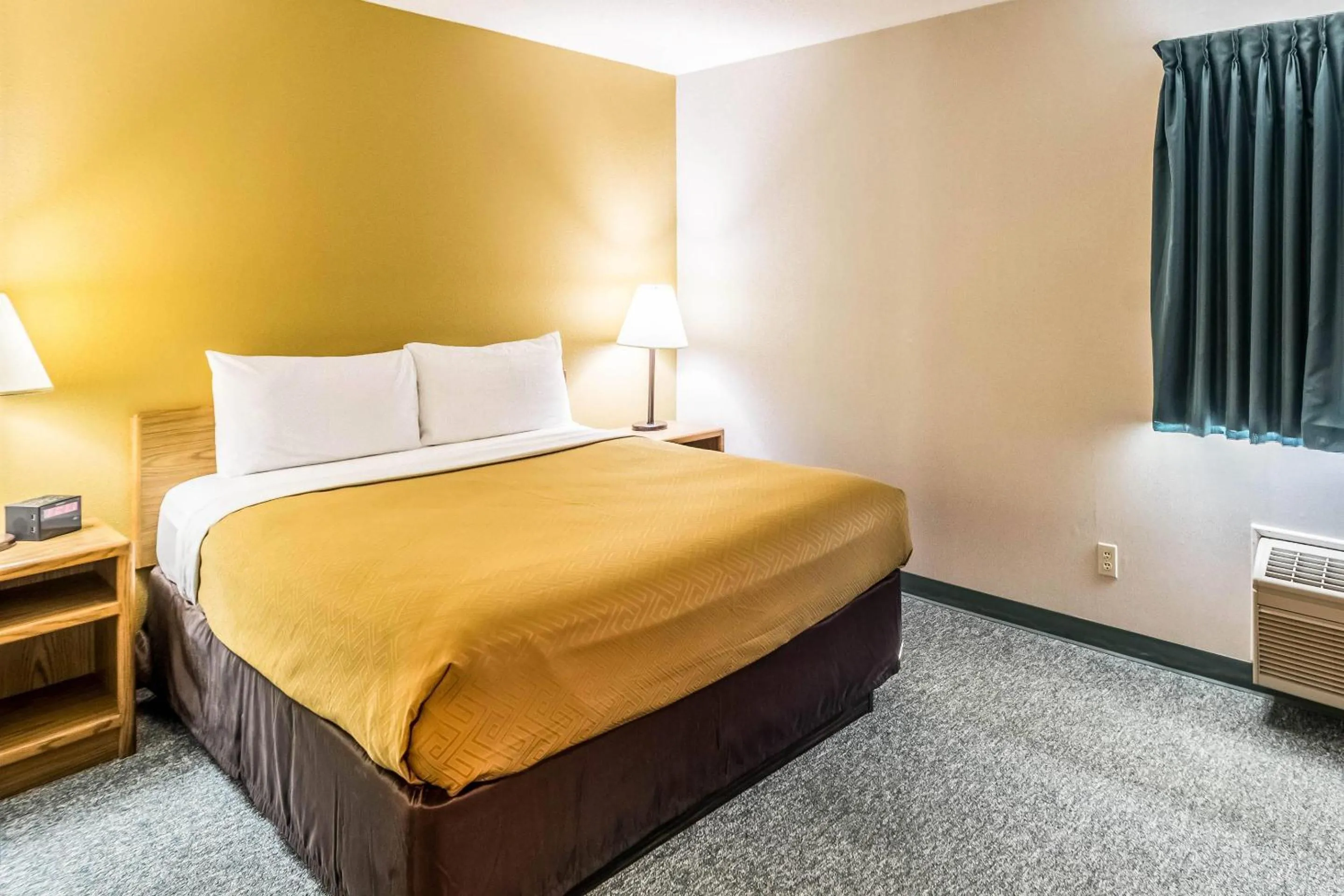 Bedroom, Bed in Econo Lodge - Valley City