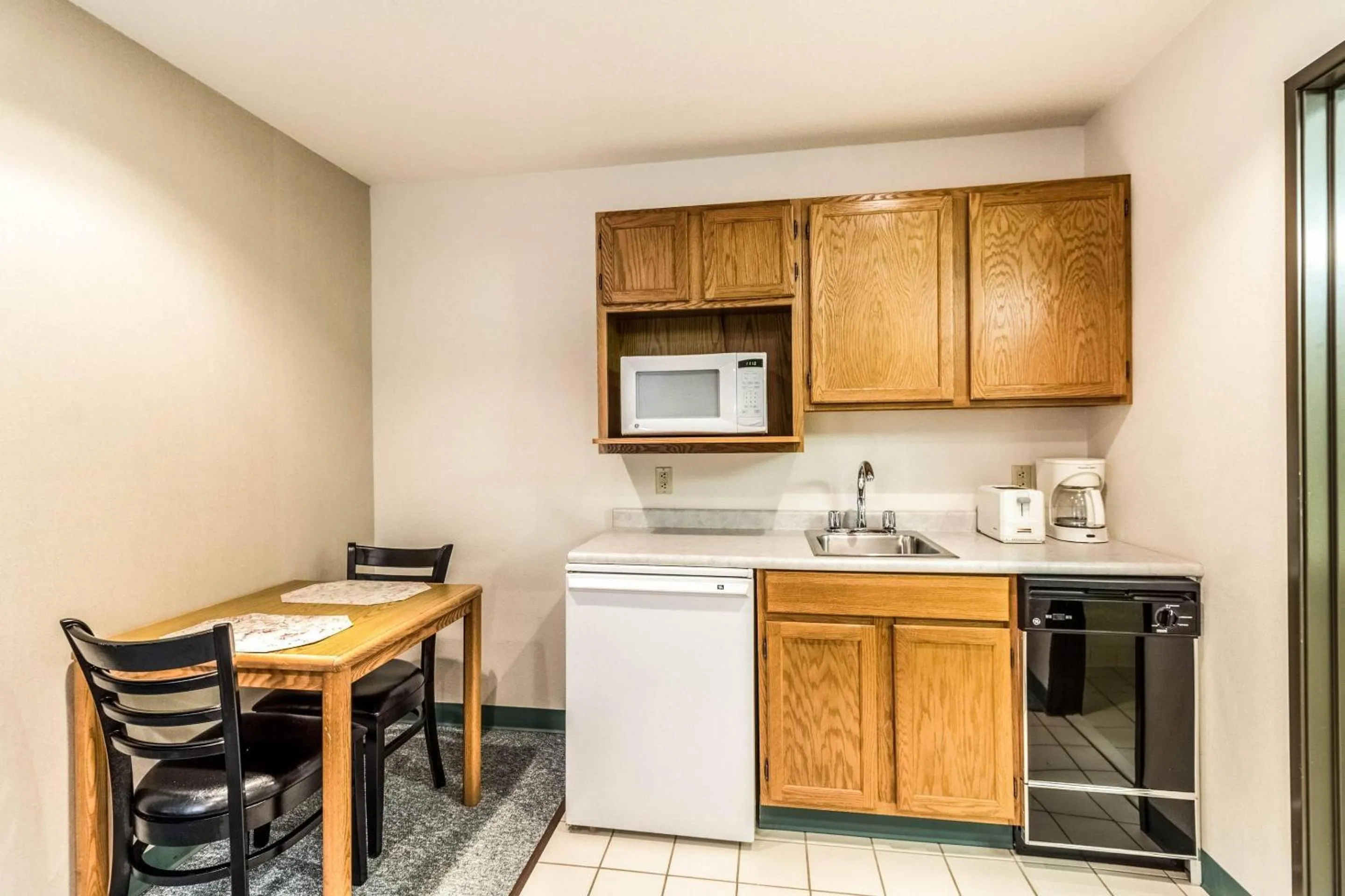 Bedroom in Econo Lodge - Valley City