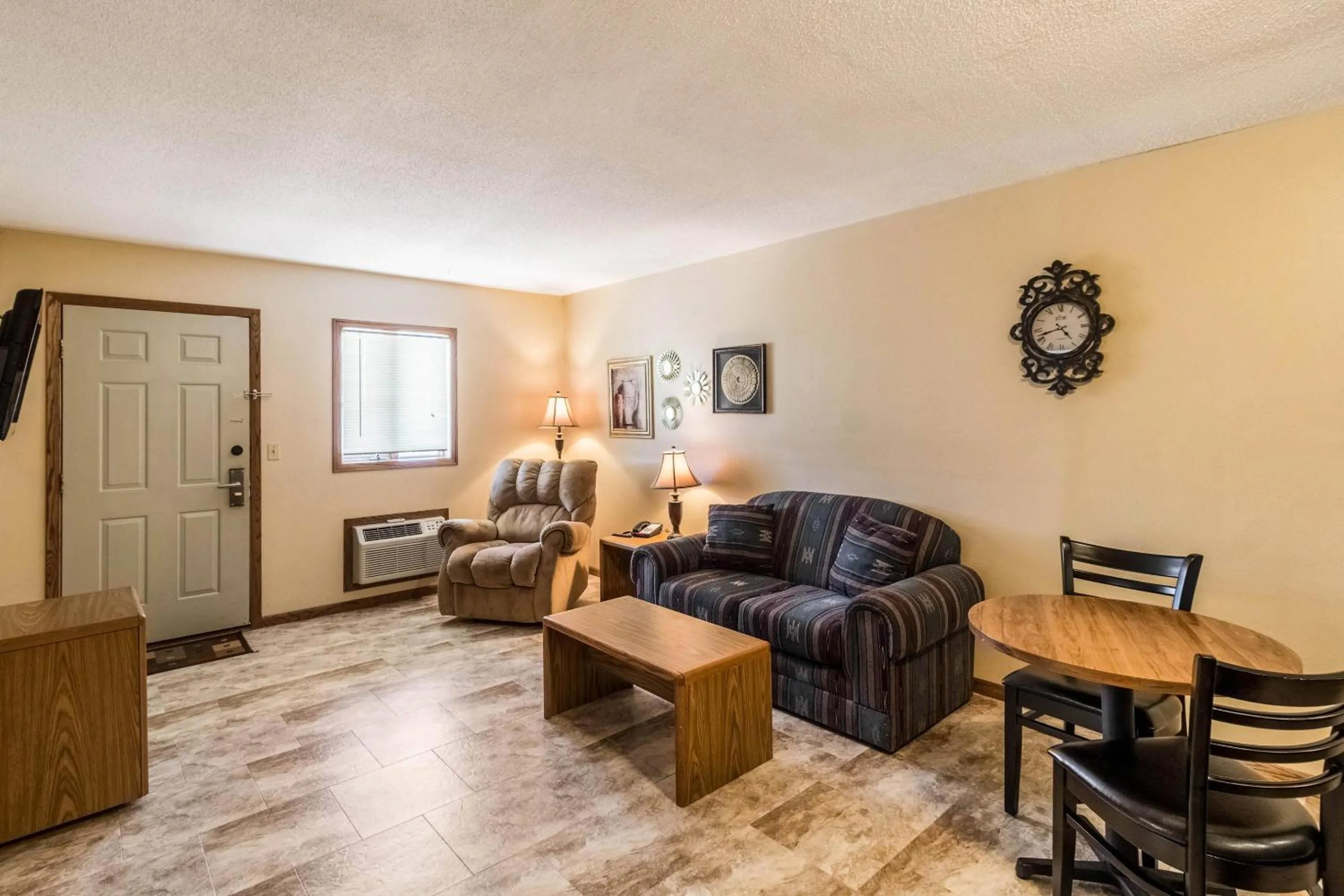 Bedroom in Econo Lodge - Valley City