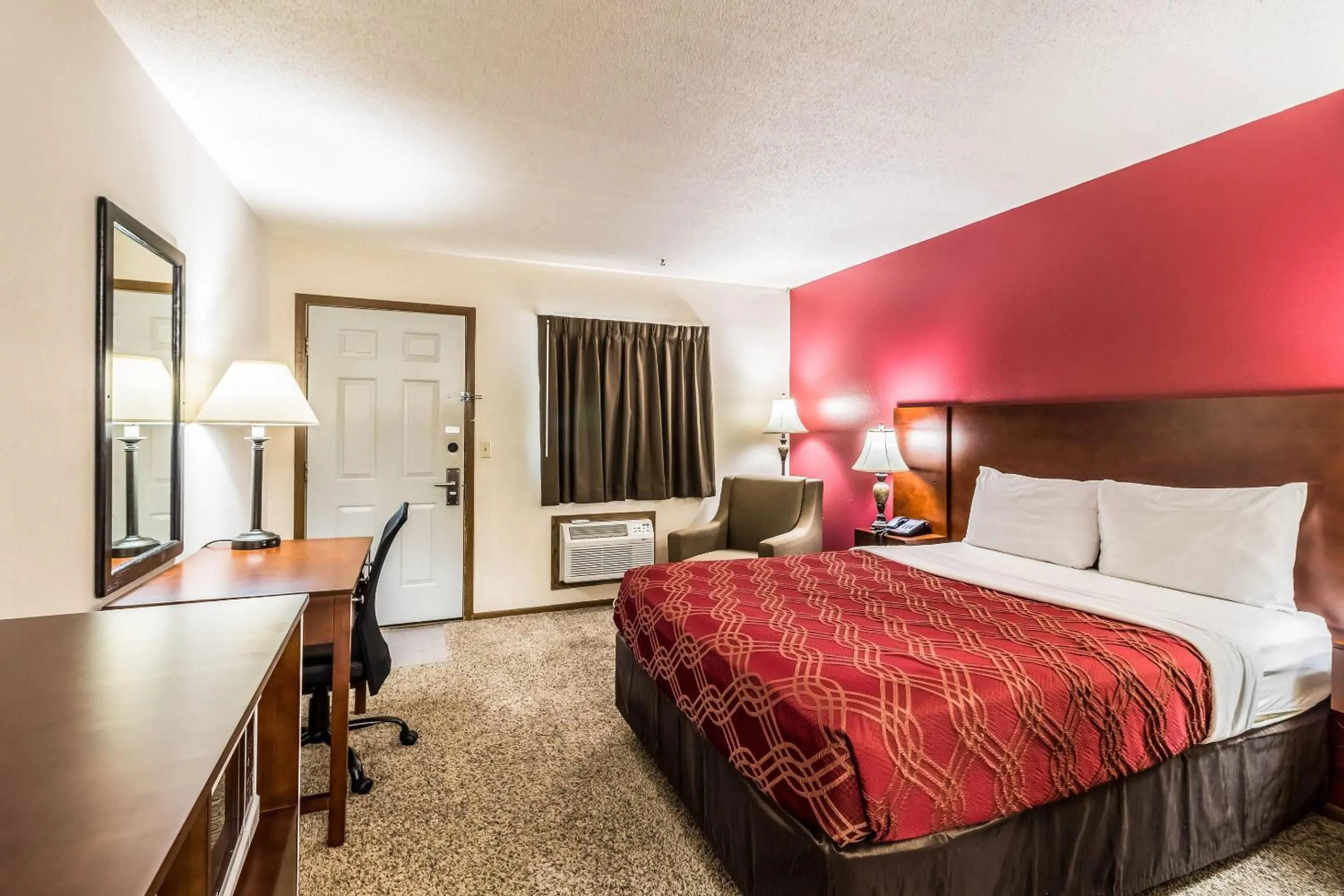 Bedroom, Bed in Econo Lodge - Valley City